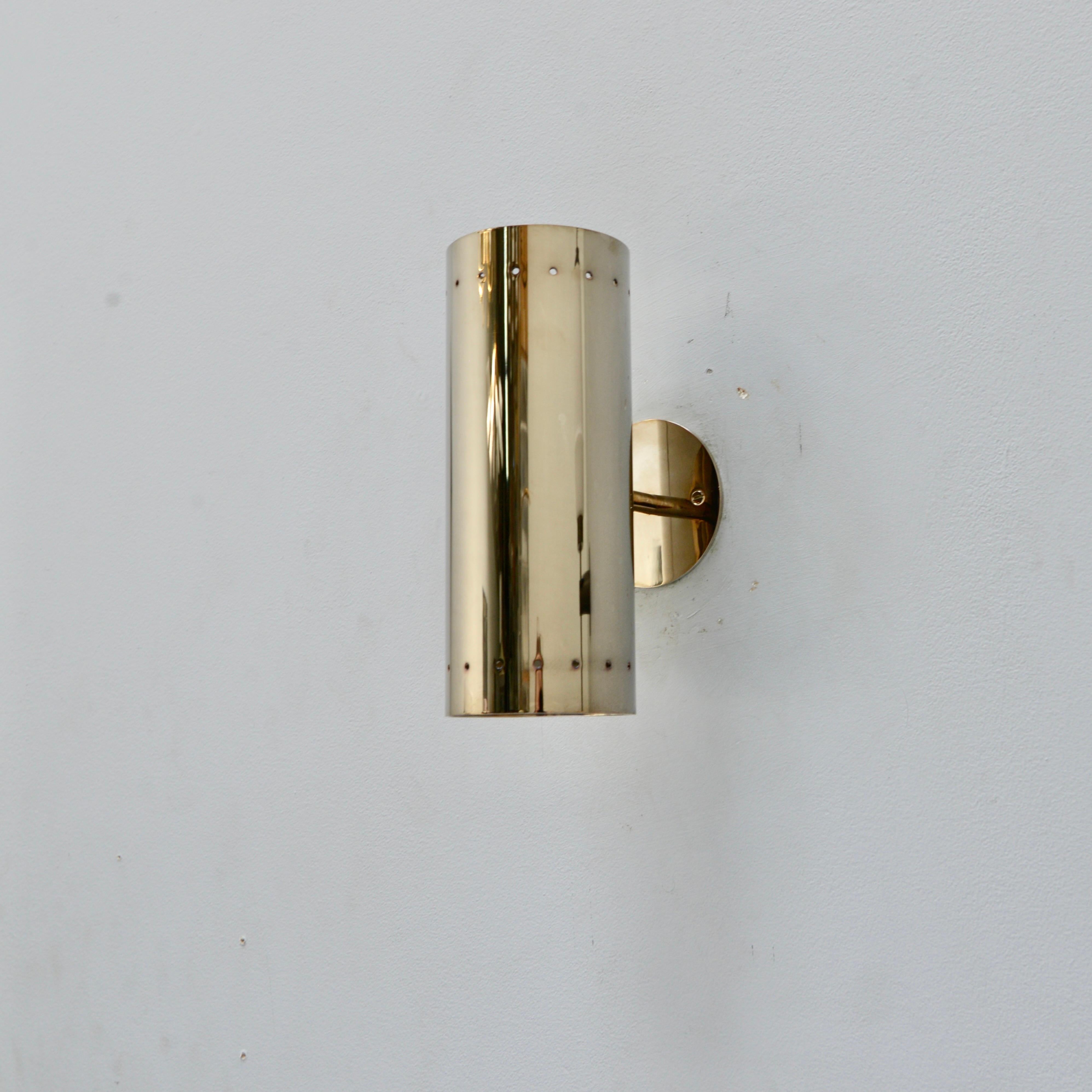 L'étonnante applique LUte LP AS de Lumfardo Luminaires est une version perforée plus haute et plus large de l'applique LUte. Une applique murale cylindrique fixe de haut en bas en finition argent vieilli perforé. Ce luminaire à la finition argentée