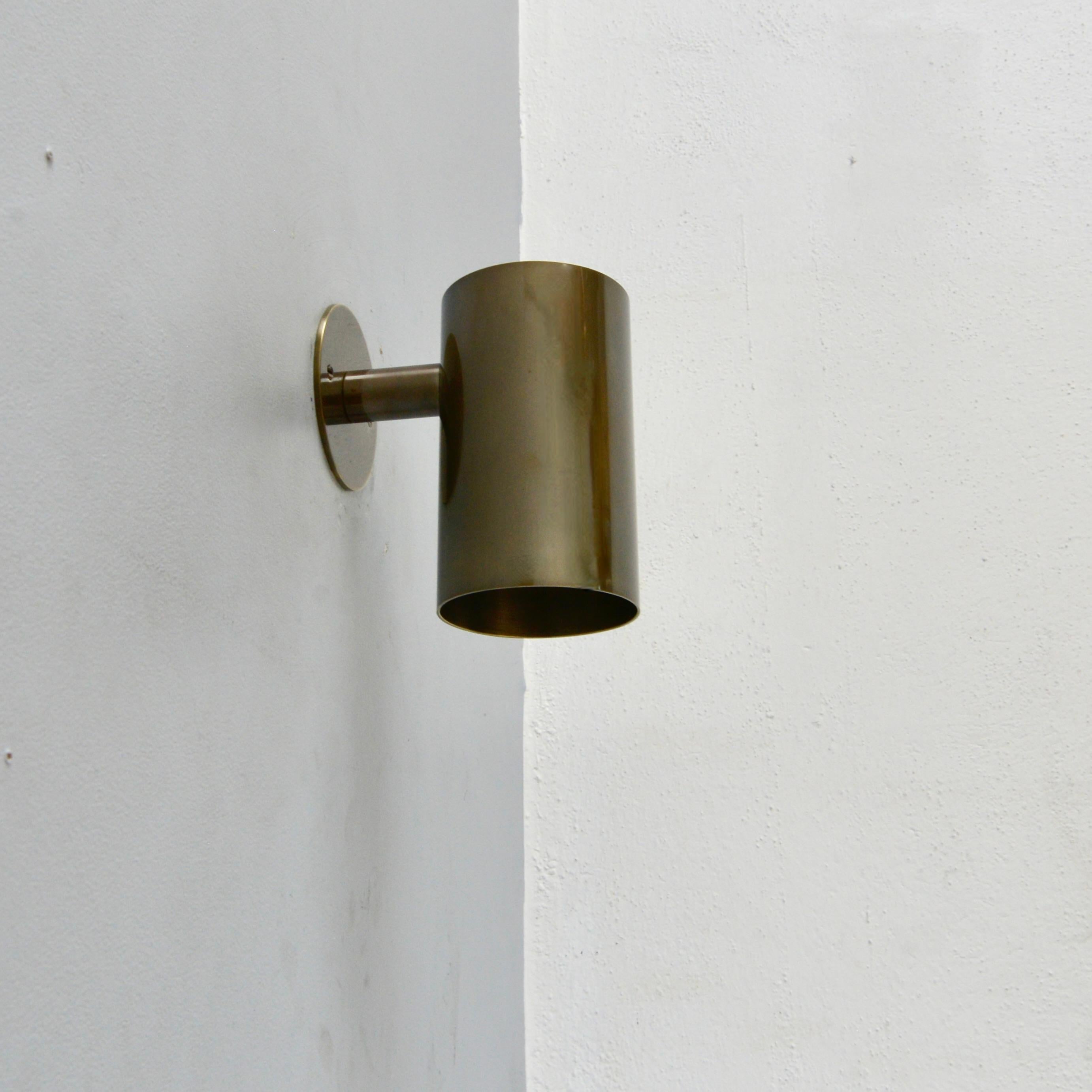 La splendida applique Lute OD Out/Indoor di Lumfardo Luminaires è un'applique cilindrica in ottone puro con finitura in ottone patinato non laccato. Questa applique è realizzata negli Stati Uniti e fa parte della nostra collezione contemporanea. È
