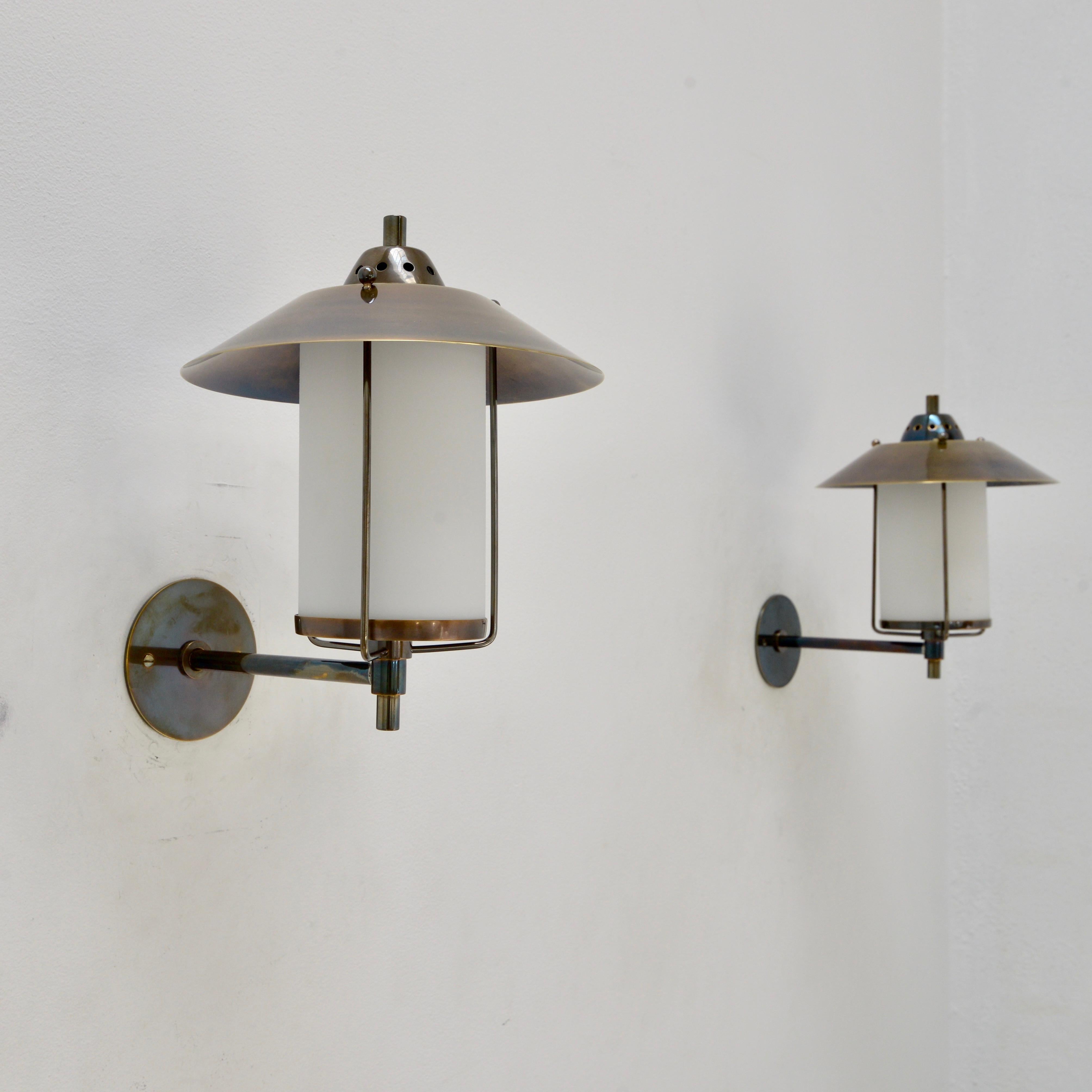 Faisant partie de la collection contemporaine de Lumfardo Luminaries, la LUtern Indoor Outdoor Sconce BR est un design classique de lanterne moderne du milieu du siècle dernier faite sur commande. Fabriqué en laiton et en verre, ce luminaire peut