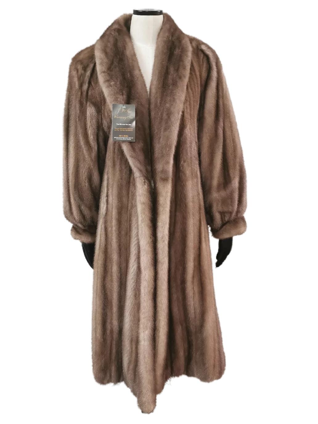 PRODUCT DESCRIPTION:

Brand new Christian Dior extremely rare Lutetia mink fur full length coat with fur belt and a beautiful collar

Condition: Like new

Closure: Hooks & Eyes

Color: Lutetia (stone grey)

Material: Lutetia mink

Garment type:
