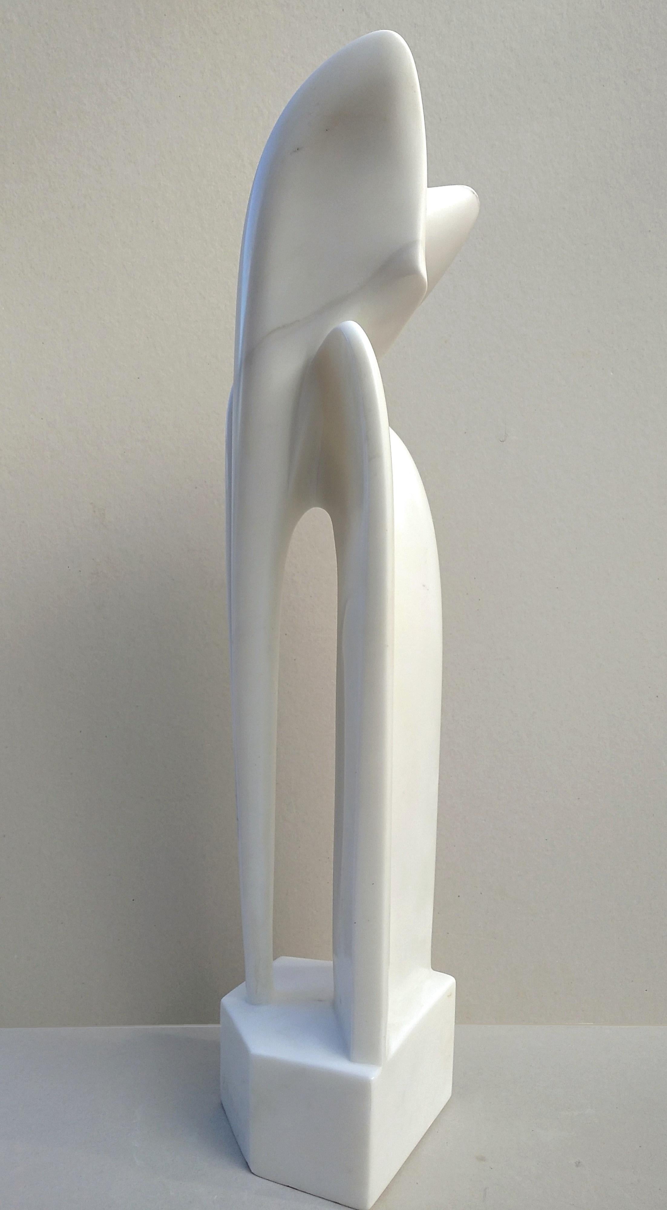Gebogener Bogen, ungewöhnliche vertikale figurative Skulptur aus weißem Carrara-Statuenmarmorstein im Angebot 6