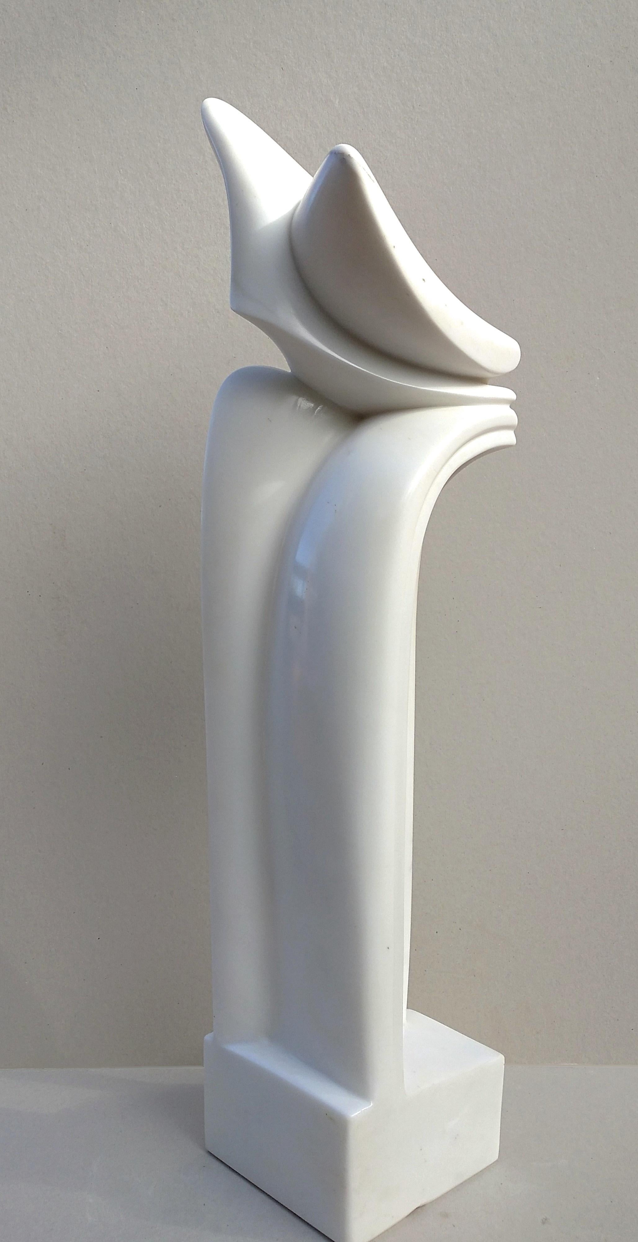 Gebogener Bogen, ungewöhnliche vertikale figurative Skulptur aus weißem Carrara-Statuenmarmorstein im Angebot 8