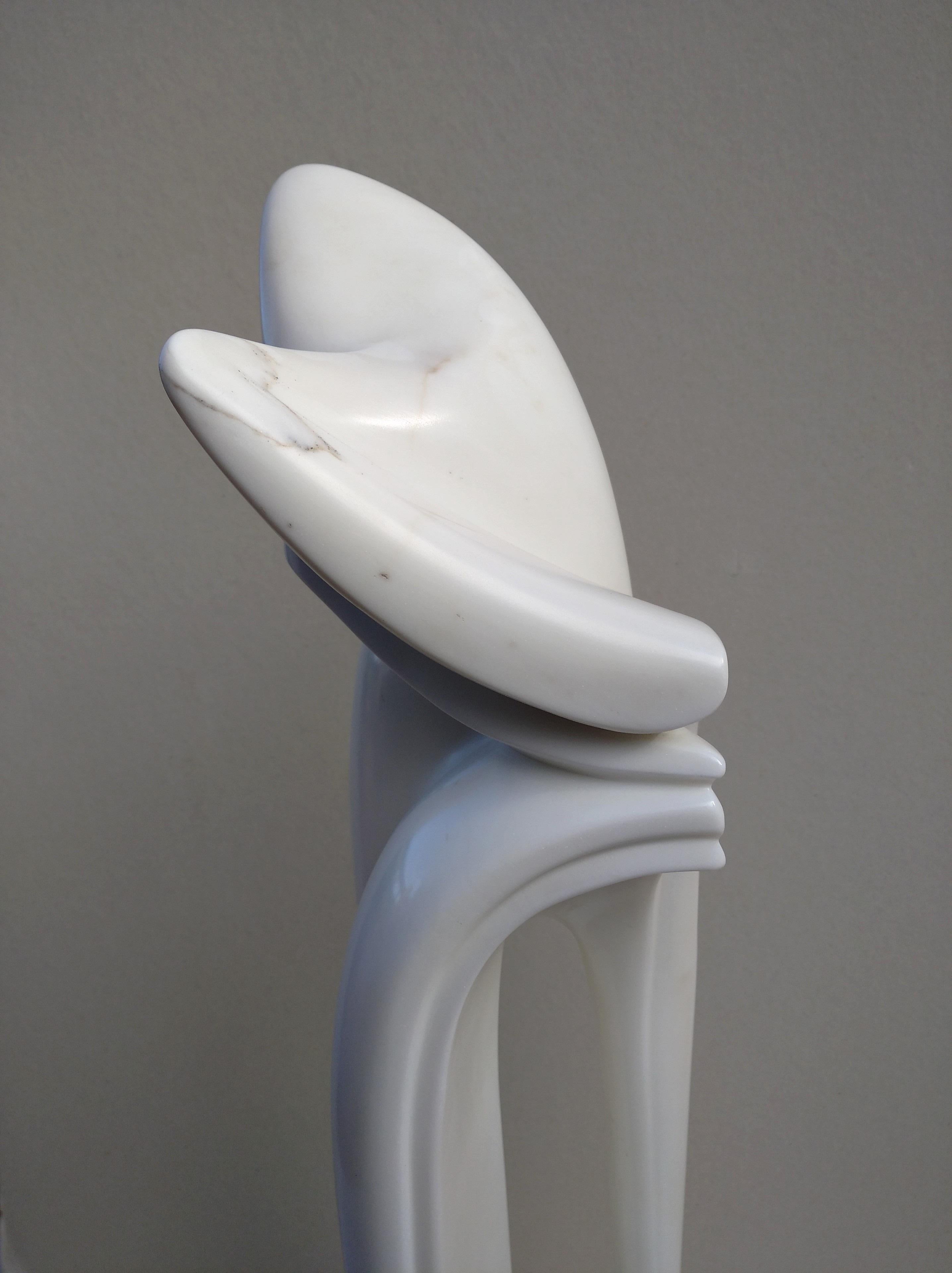 Gebogener Bogen, ungewöhnliche vertikale figurative Skulptur aus weißem Carrara-Statuenmarmorstein im Angebot 15