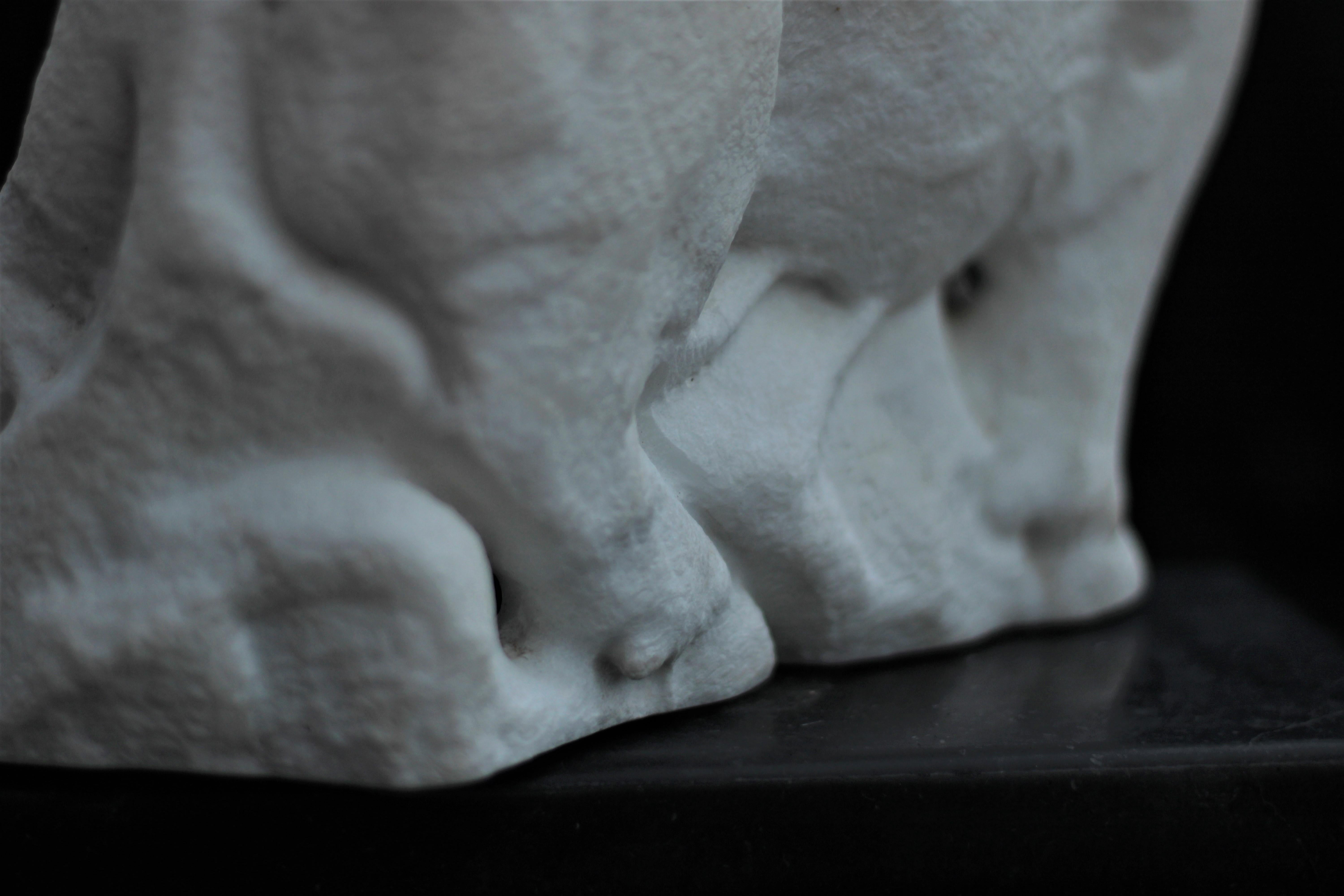 Figurative Skulptur eines schwebenden Stiers aus weißem Carrara-Marmorstein im Angebot 7