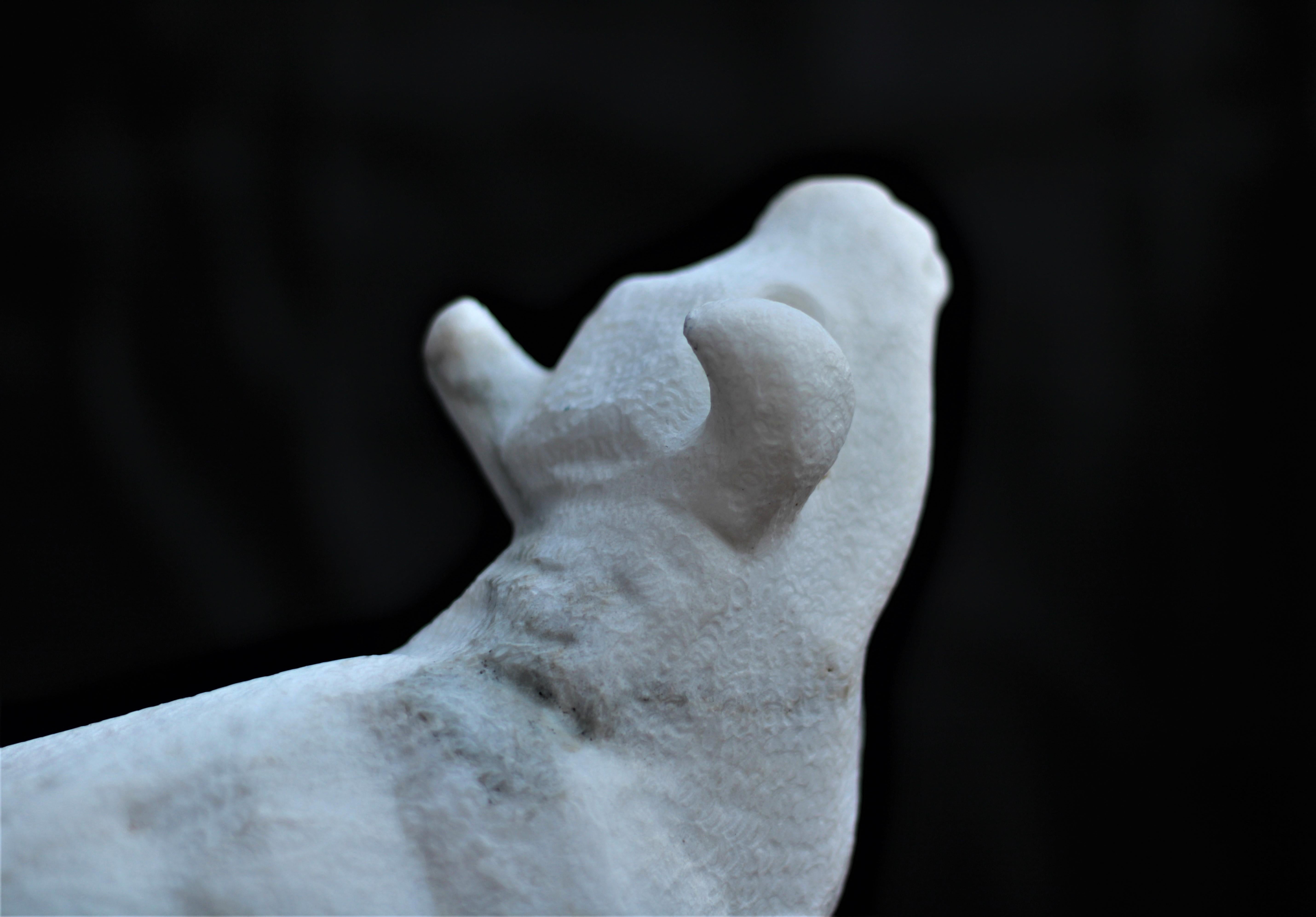 Figurative Skulptur eines schwebenden Stiers aus weißem Carrara-Marmorstein im Angebot 8