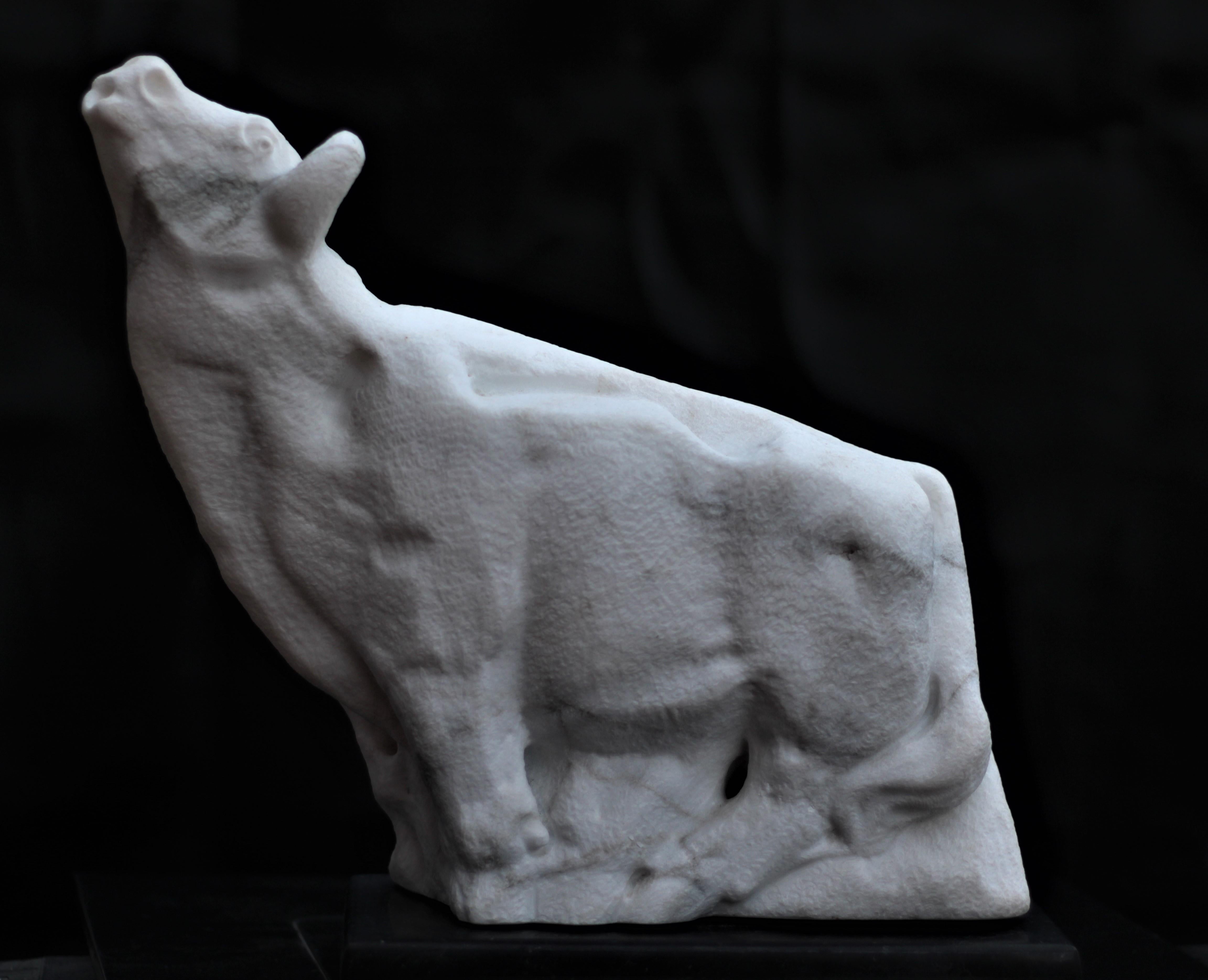 Figurative Skulptur eines schwebenden Stiers aus weißem Carrara-Marmorstein im Angebot 9