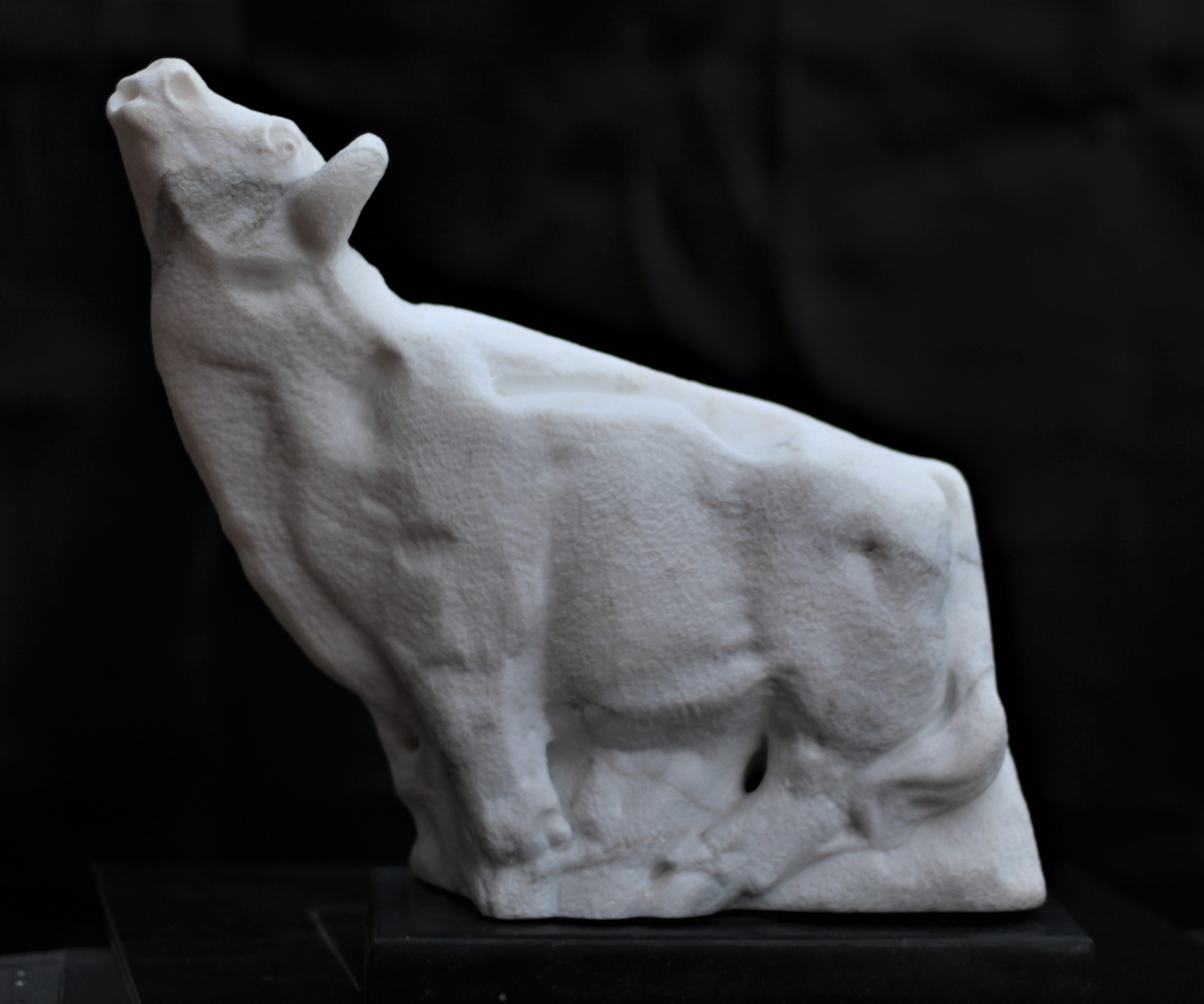 Figurative Skulptur eines schwebenden Stiers aus weißem Carrara-Marmorstein im Angebot 10