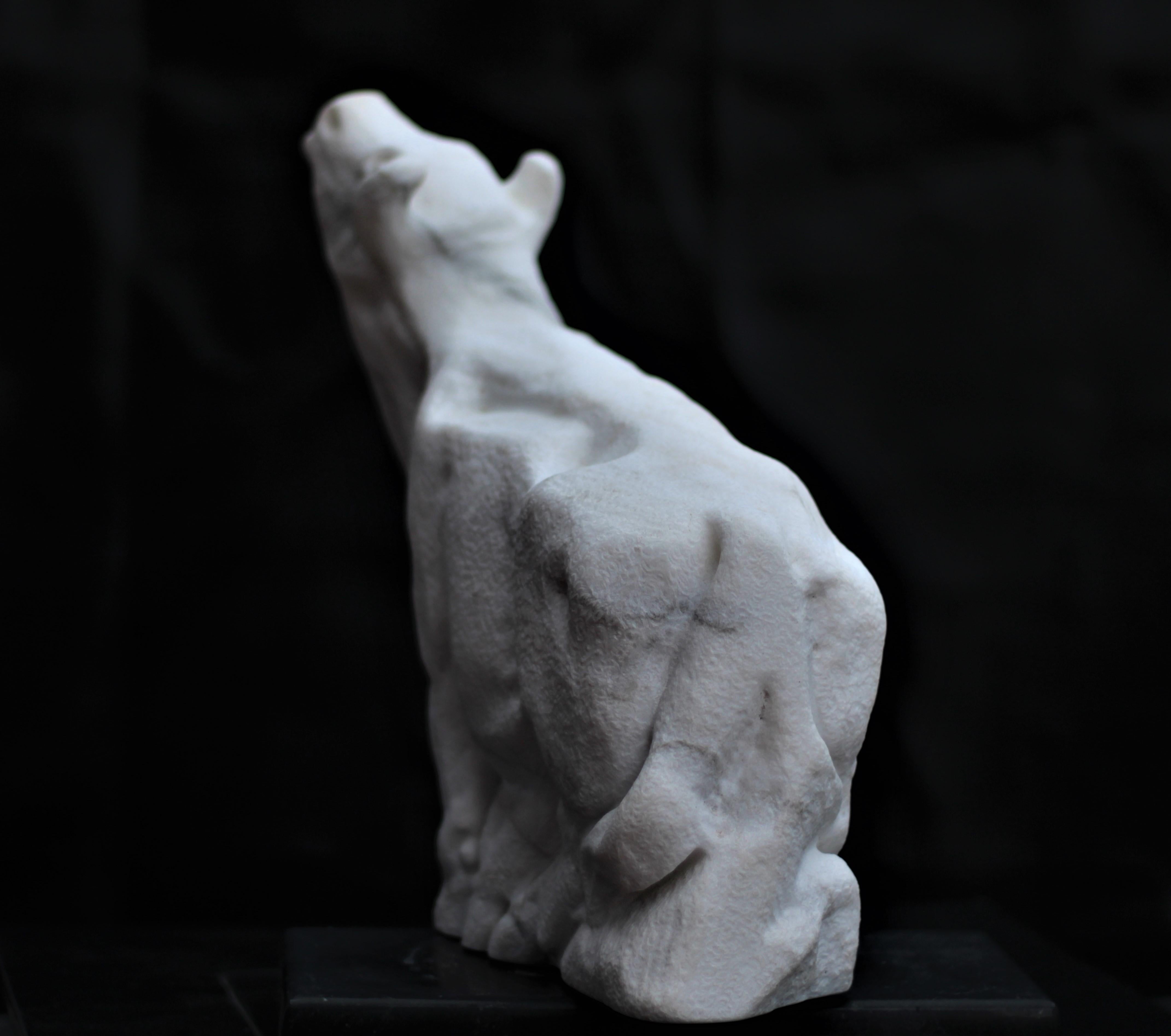 Figurative Skulptur eines schwebenden Stiers aus weißem Carrara-Marmorstein im Angebot 11