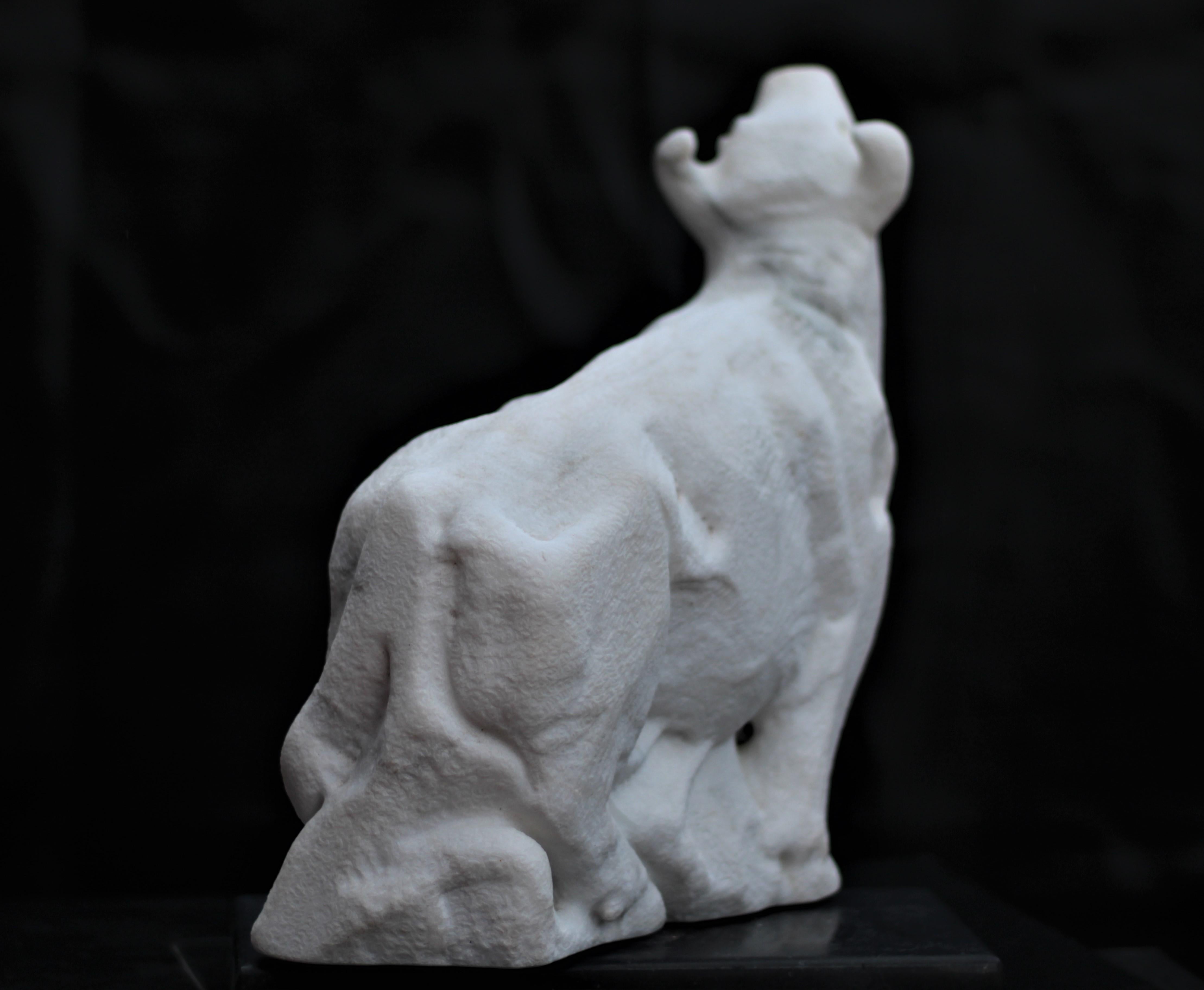 Figurative Skulptur eines schwebenden Stiers aus weißem Carrara-Marmorstein im Angebot 12