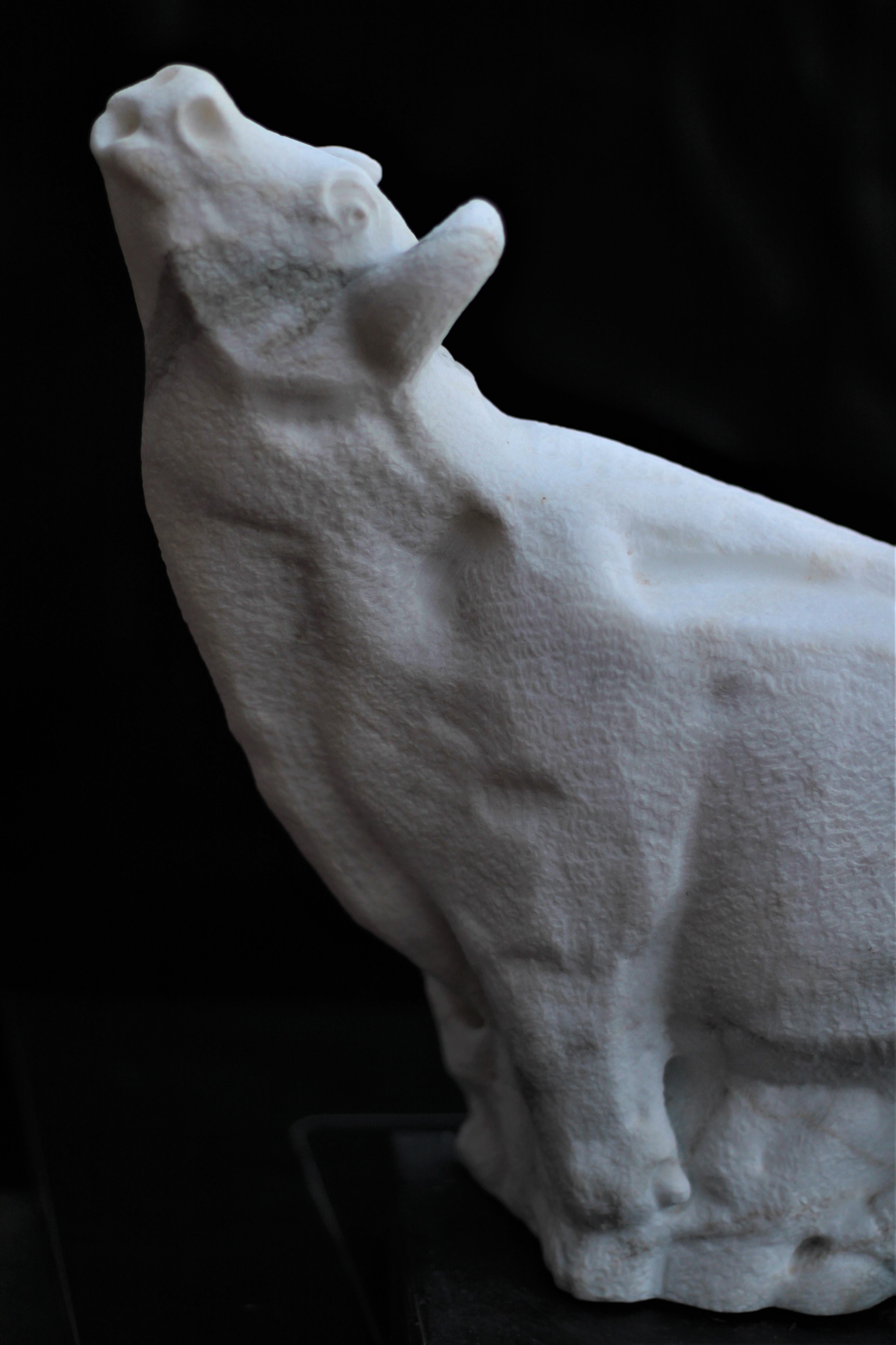 Figurative Skulptur eines schwebenden Stiers aus weißem Carrara-Marmorstein im Angebot 4