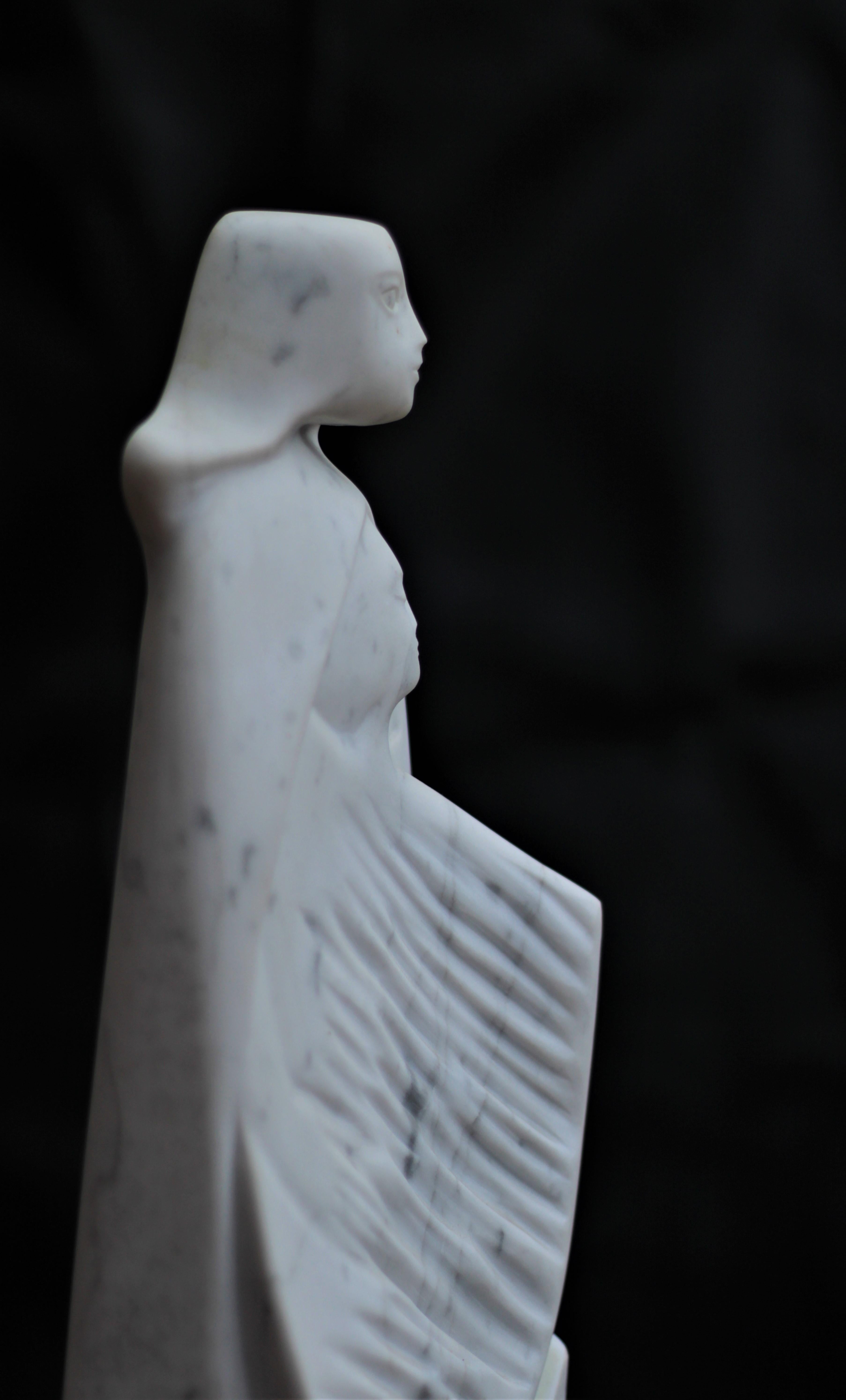 La Fuente, Escultura Figurativa Vertical de Piedra de Mármol de Carrara Blanco en venta 12
