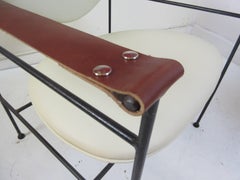 Chaise en cuir Luther Conover avec accoudoirs à sangles sur cadre en fer forgé
