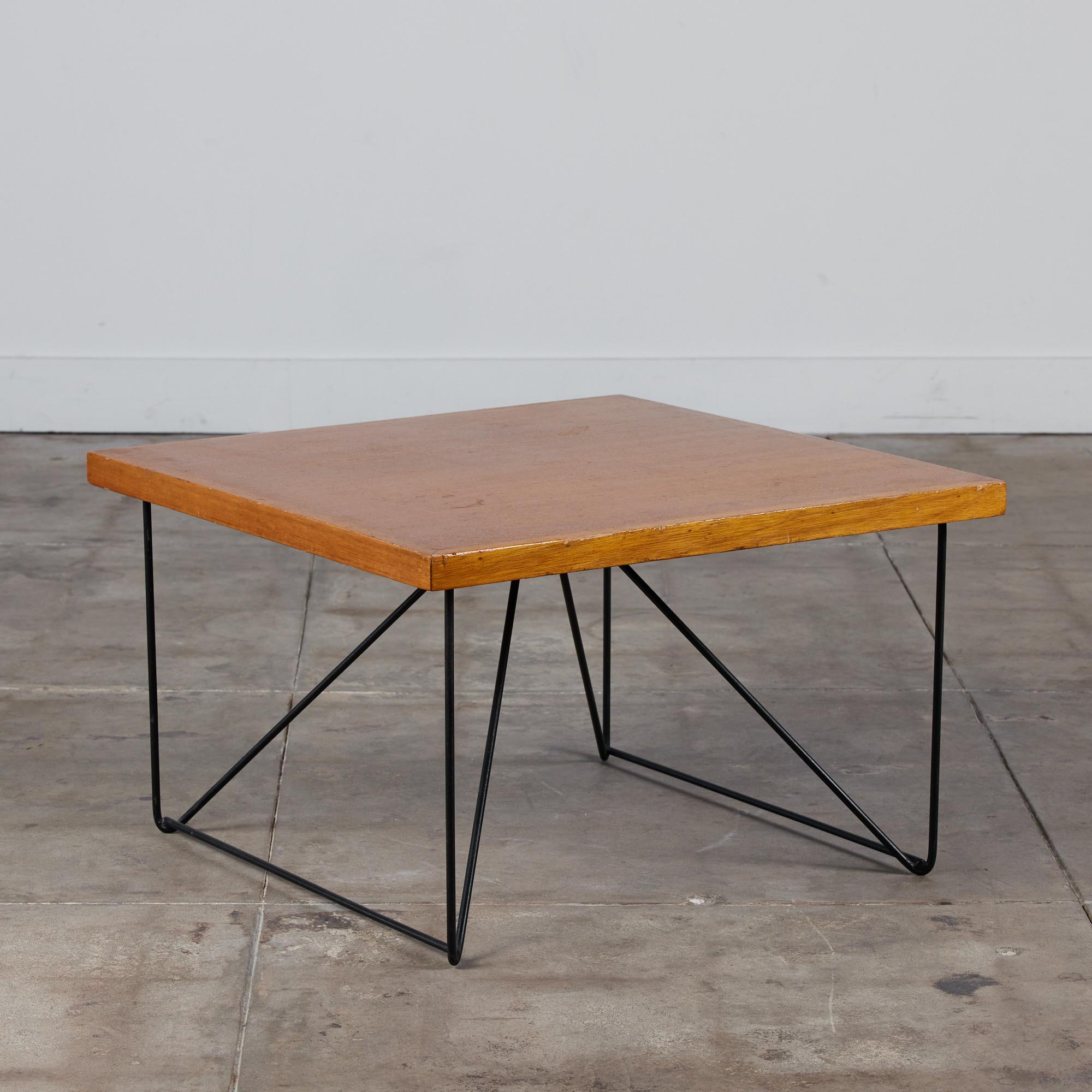 Un design de Luther Conover pour Pacifica c.1950s, USA. Cette table présente un plateau carré en acajou posé sur des pieds en épingle à cheveux en fer. Un design simpliste qui peut facilement être utilisé à la fois comme table basse ou table