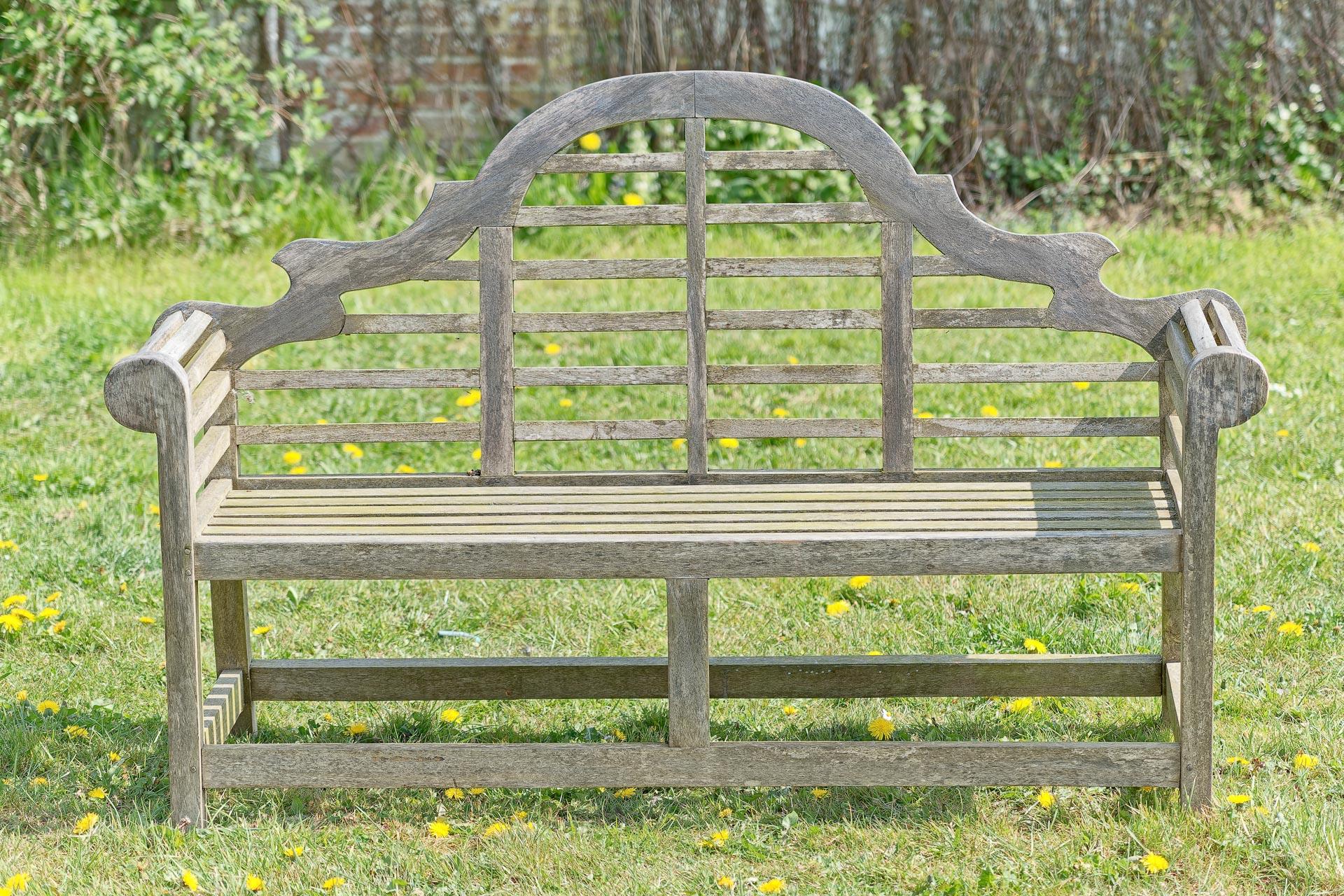 Bringen Sie die Eleganz eines viktorianischen Landhauses in Ihren Garten mit dieser raffinierten dreisitzigen Gartenbank aus Teakholz im Lutyens-Stil. Der Lutyens ist kompakt, aber überraschend geräumig und bietet bequem Platz für bis zu drei