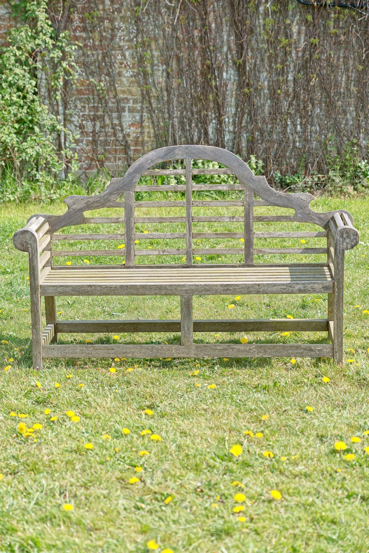 Lutyens Design-Gartenbank aus Teakholz mit drei Sitzen (Art nouveau) im Angebot