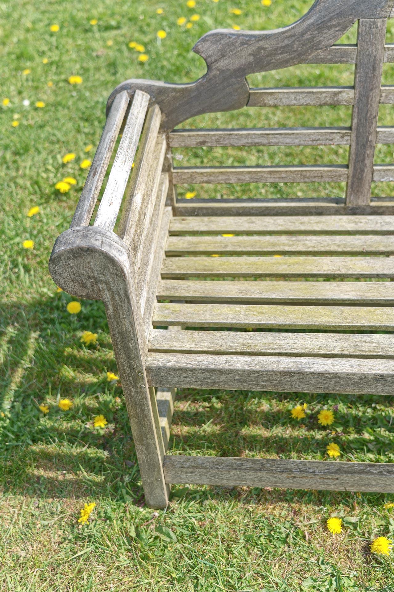 Lutyens Design-Gartenbank aus Teakholz mit drei Sitzen (Europäisch) im Angebot