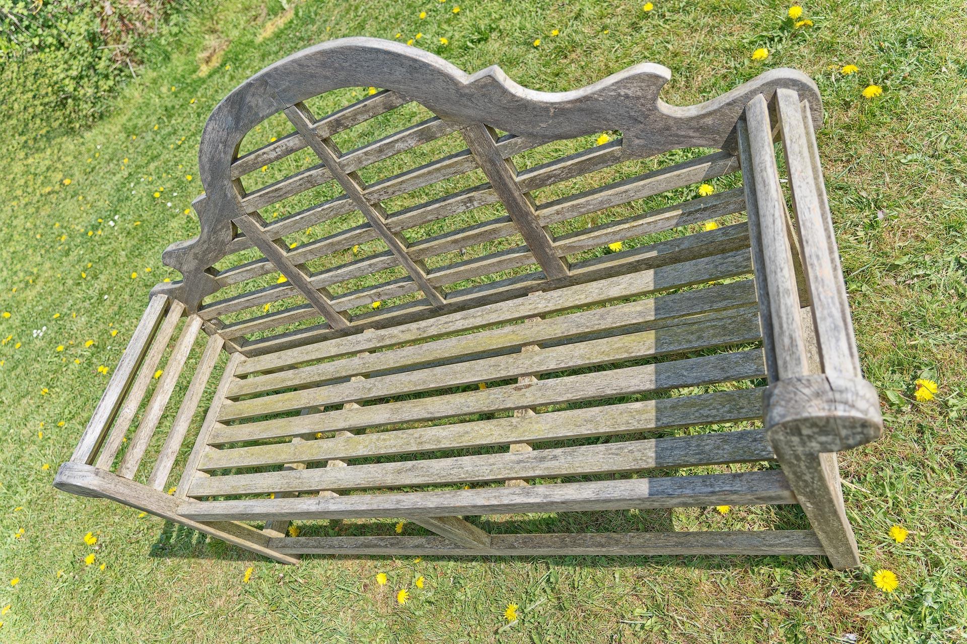 Lutyens Design-Gartenbank aus Teakholz mit drei Sitzen (20. Jahrhundert) im Angebot
