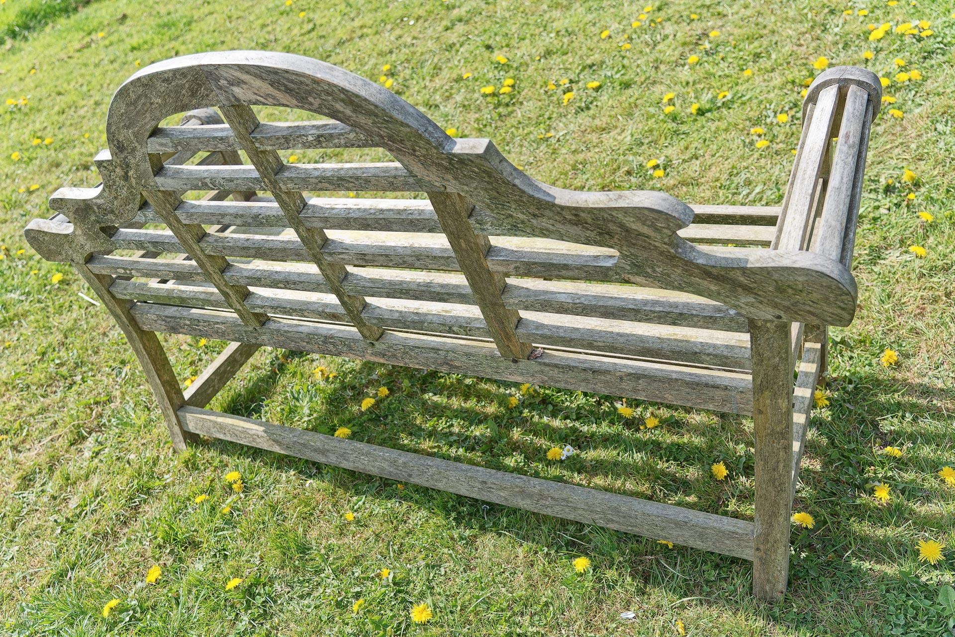 Lutyens Design-Gartenbank aus Teakholz mit drei Sitzen im Angebot 1