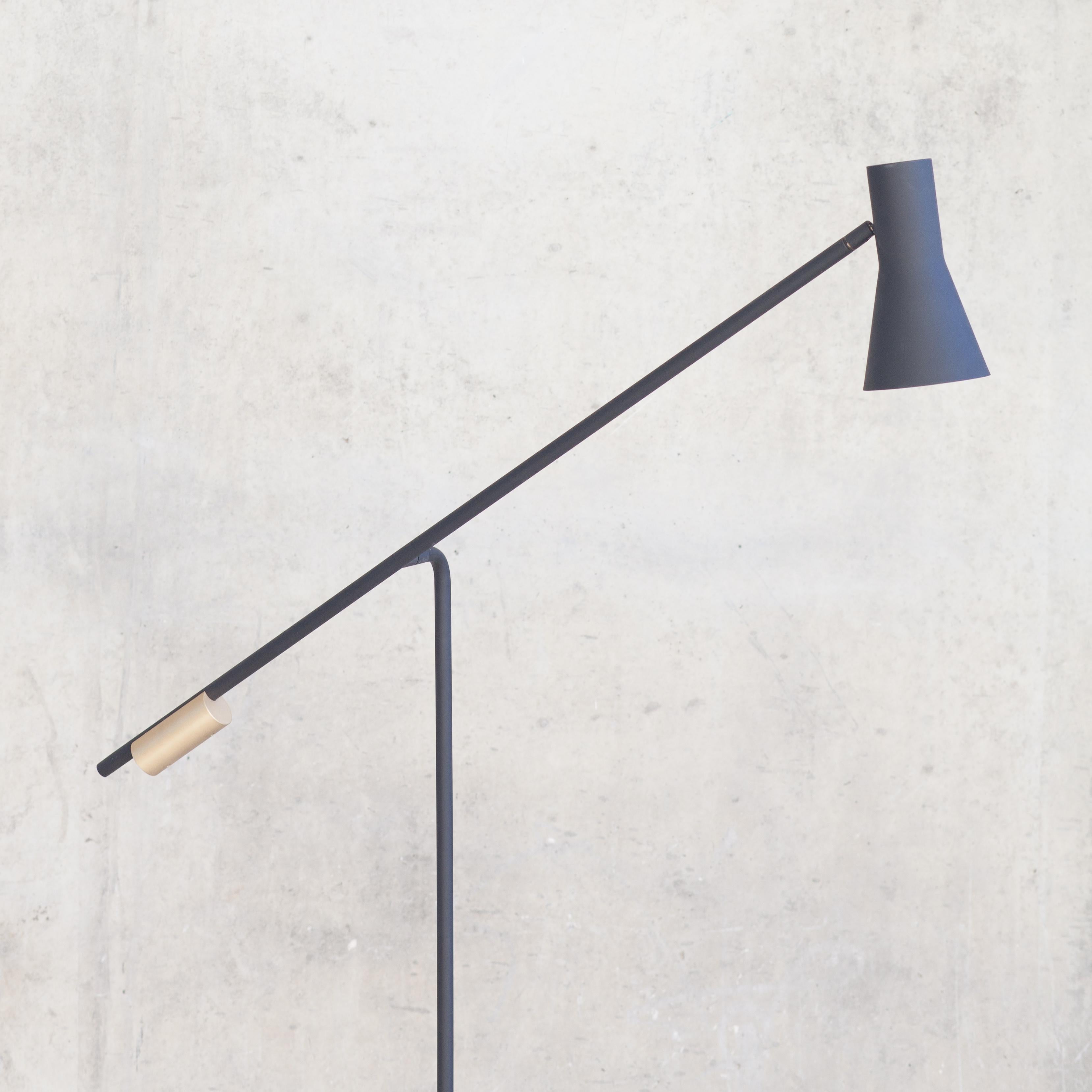Lutz means light in the language of Gascony – an obvious choice of name for this lamp. The design centers on a circular theme. Lutz marries the natural nobility of marble with more metallic brass. A clear reference to the 1950s, this is a timeless
