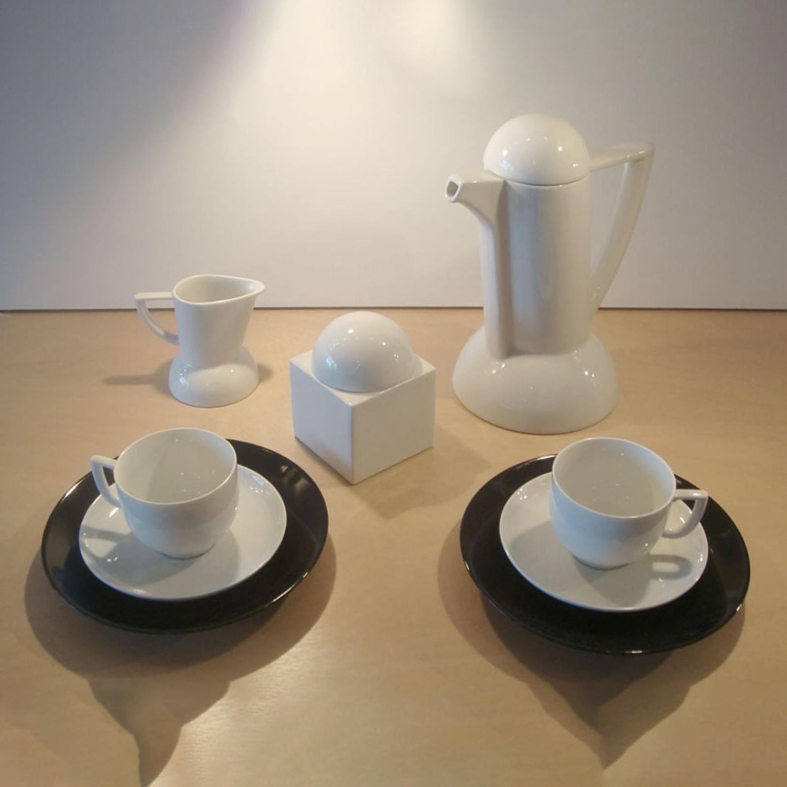 Wunderschönes Teeservice im Memphis-Stil 'City-Scape' von Lutz Rabold für Arzberg Porcelain, Deutschland, bestehend aus einer Teekanne mit Deckel (9.5in x 7.5in x 5.5in), einem Milchkännchen (3.5in x 4.25in x 3.0in), eine Zuckerdose mit Deckel