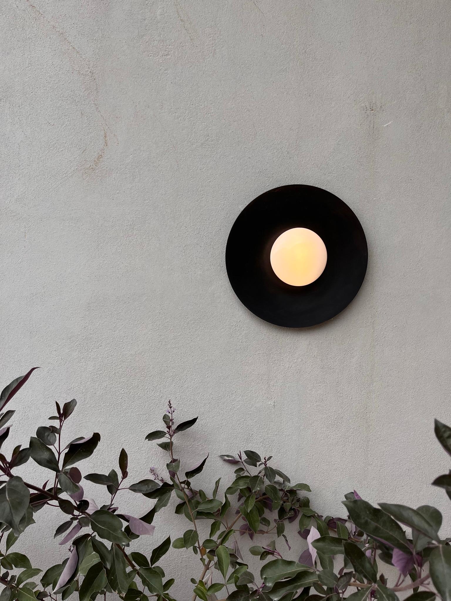 Aplique de pared Luumbre de acero ennegrecido con pantalla metálica y cristal opal by Nuumbra Moderno en venta