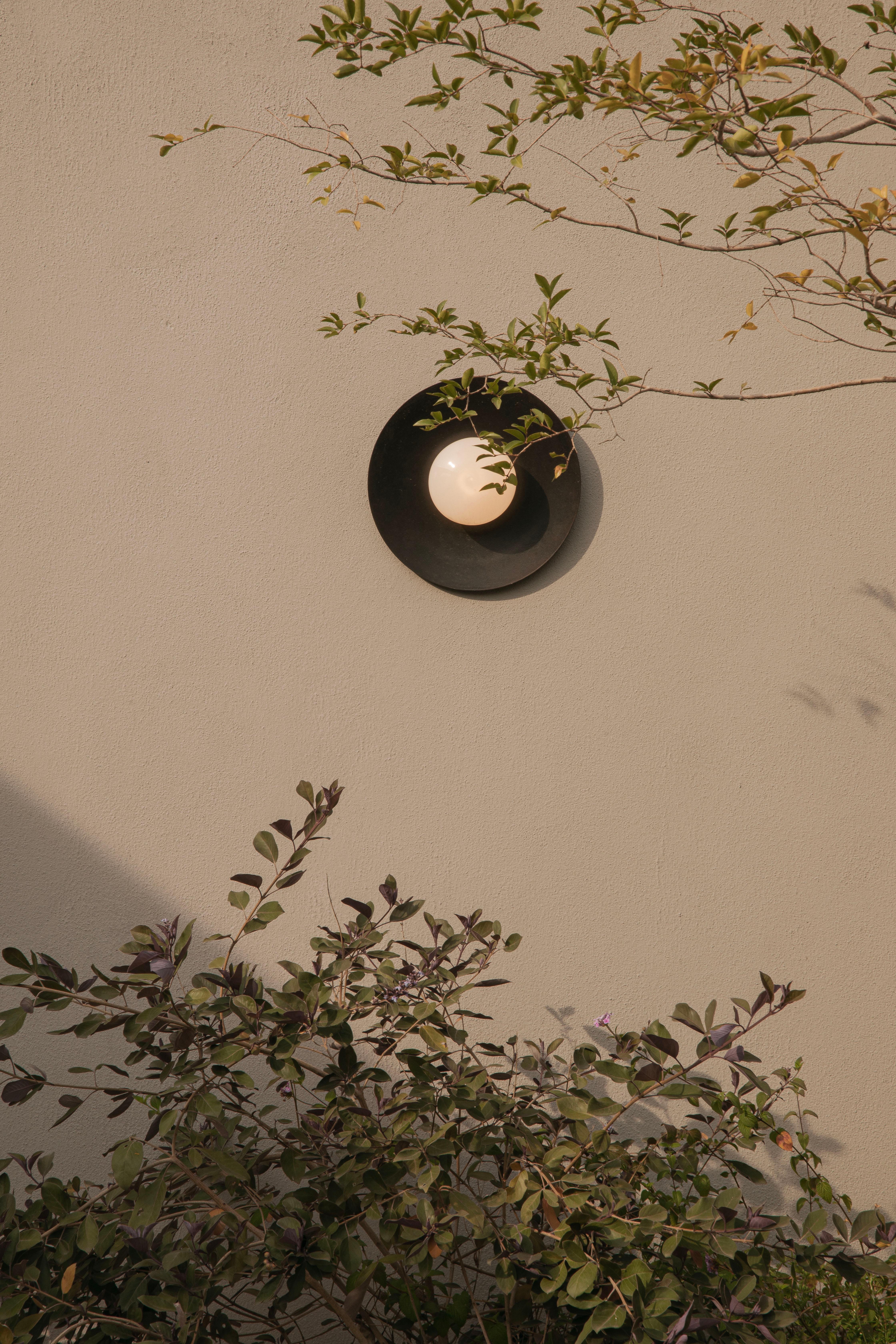 Aplique de pared Luumbre de acero ennegrecido con pantalla metálica y cristal opal by Nuumbra Mexicano en venta