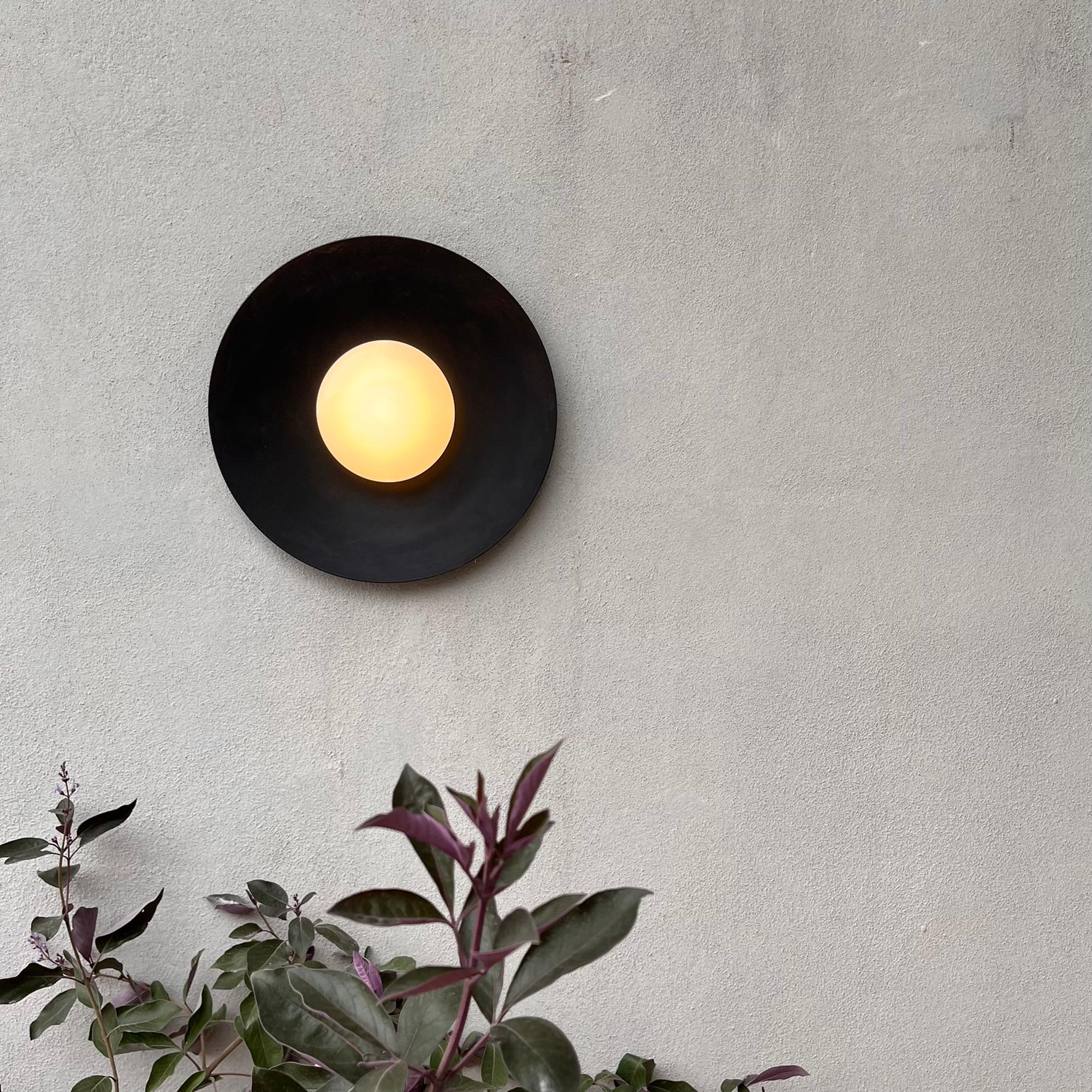 Aplique de pared Luumbre de acero ennegrecido con pantalla metálica y cristal opal by Nuumbra Otro en venta