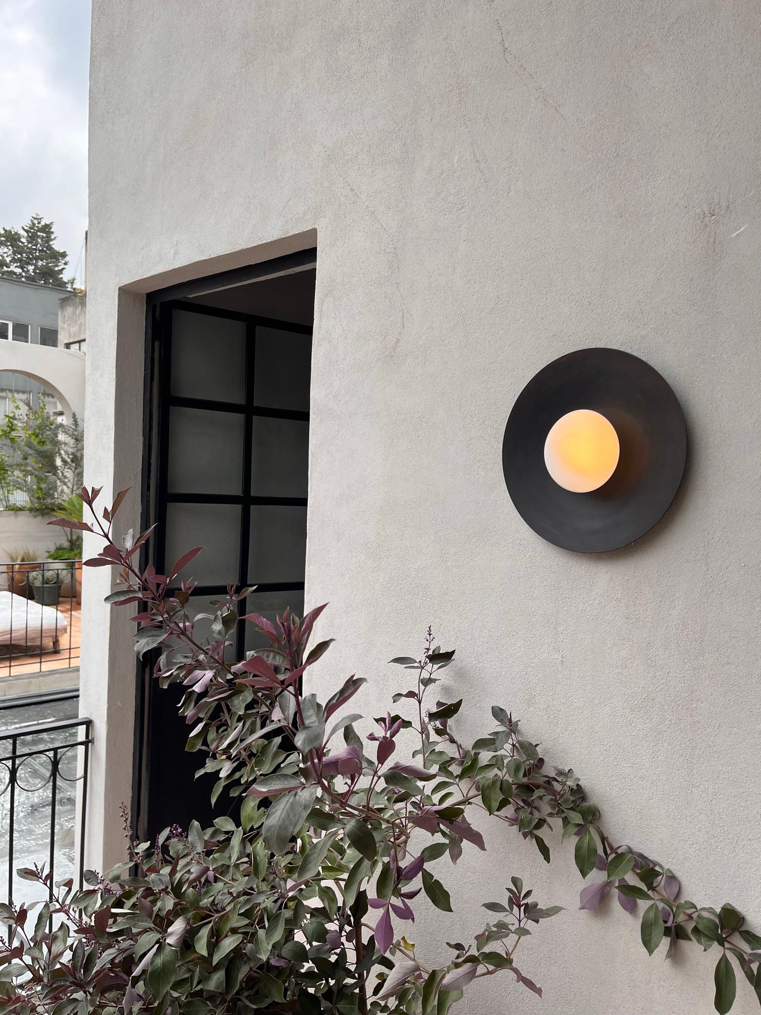 Aplique de pared Luumbre de acero ennegrecido con pantalla metálica y cristal opal by Nuumbra en Nuevo estado para la venta en Geneve, CH