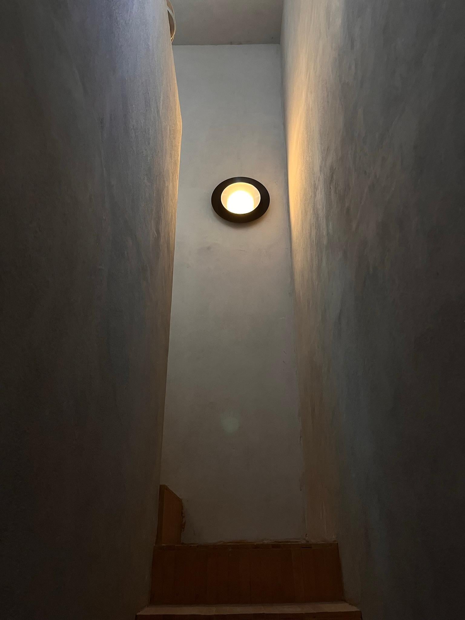 Aplique de pared Luumbre de acero ennegrecido con pantalla metálica y cristal opal by Nuumbra Metal en venta