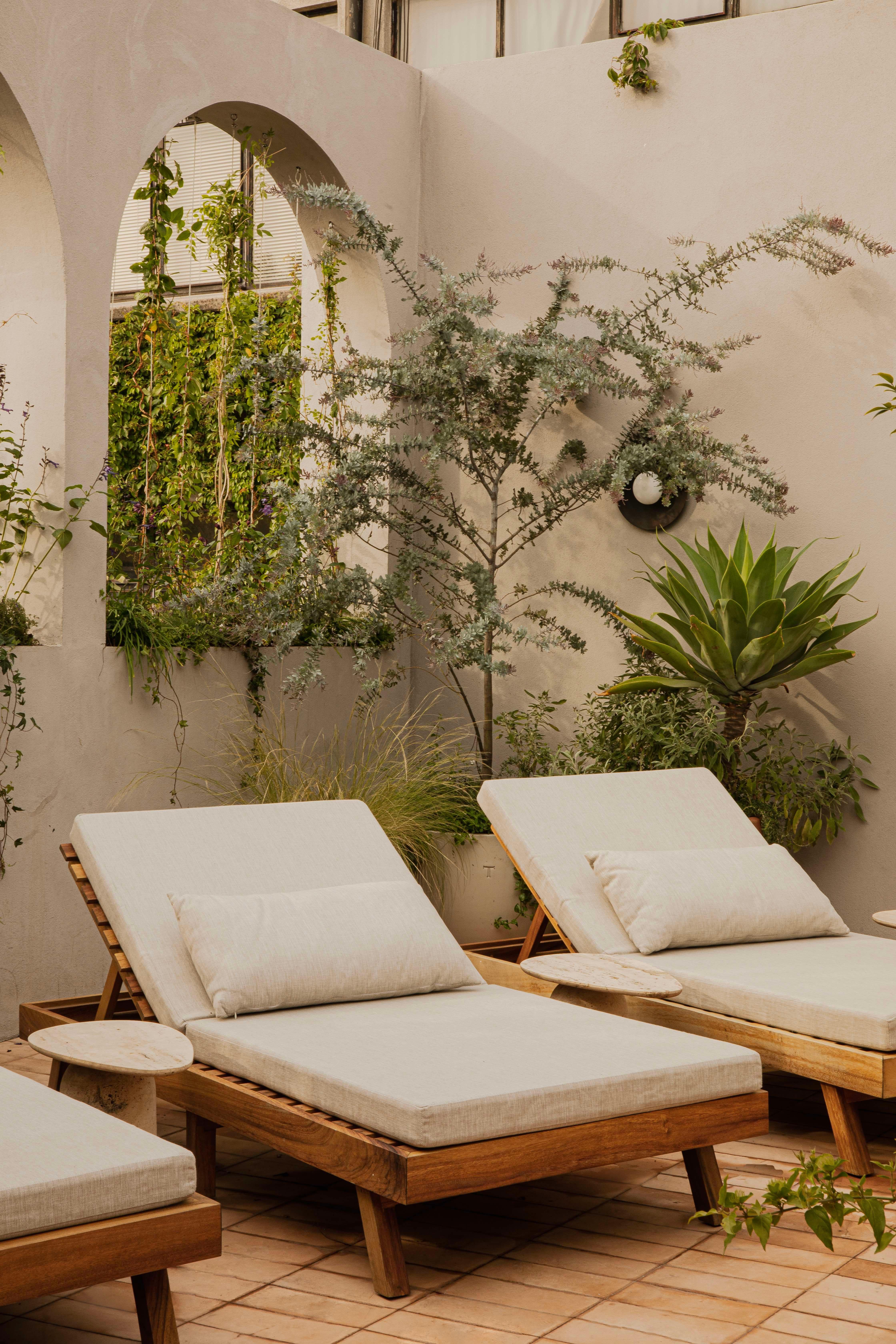 Aplique de pared Luumbre de acero ennegrecido con pantalla metálica y cristal opal by Nuumbra en venta 1