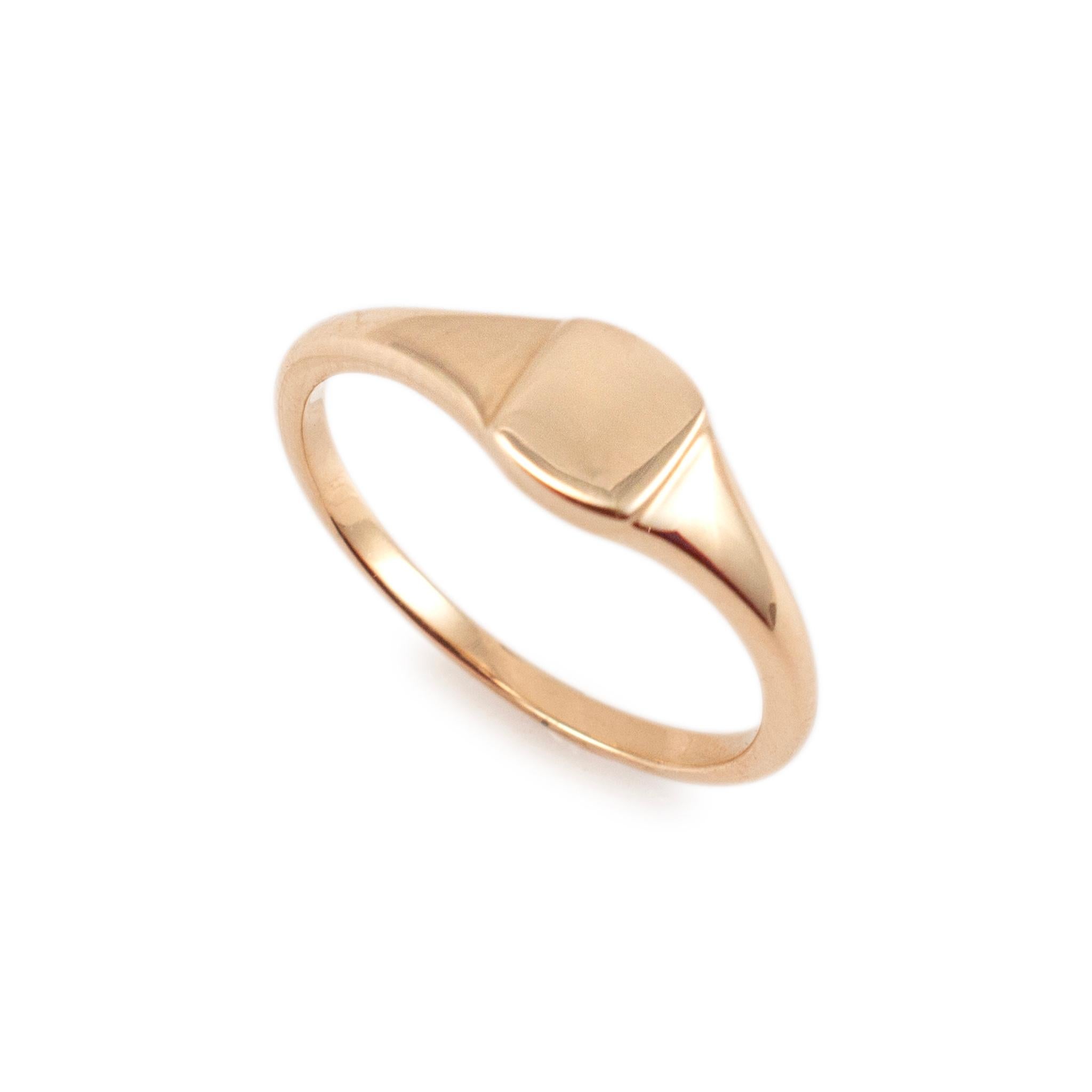 Marque : Luvente

Type de métal : Or jaune 14K

Taille de l'anneau : 6.5

Largeur : 5.90 mm

Poids : 1.76 grammes

Bague chevalière en or jaune 14K avec une tige demi-ronde. Le métal a été testé et il a été déterminé qu'il s'agissait d'or jaune 14K.