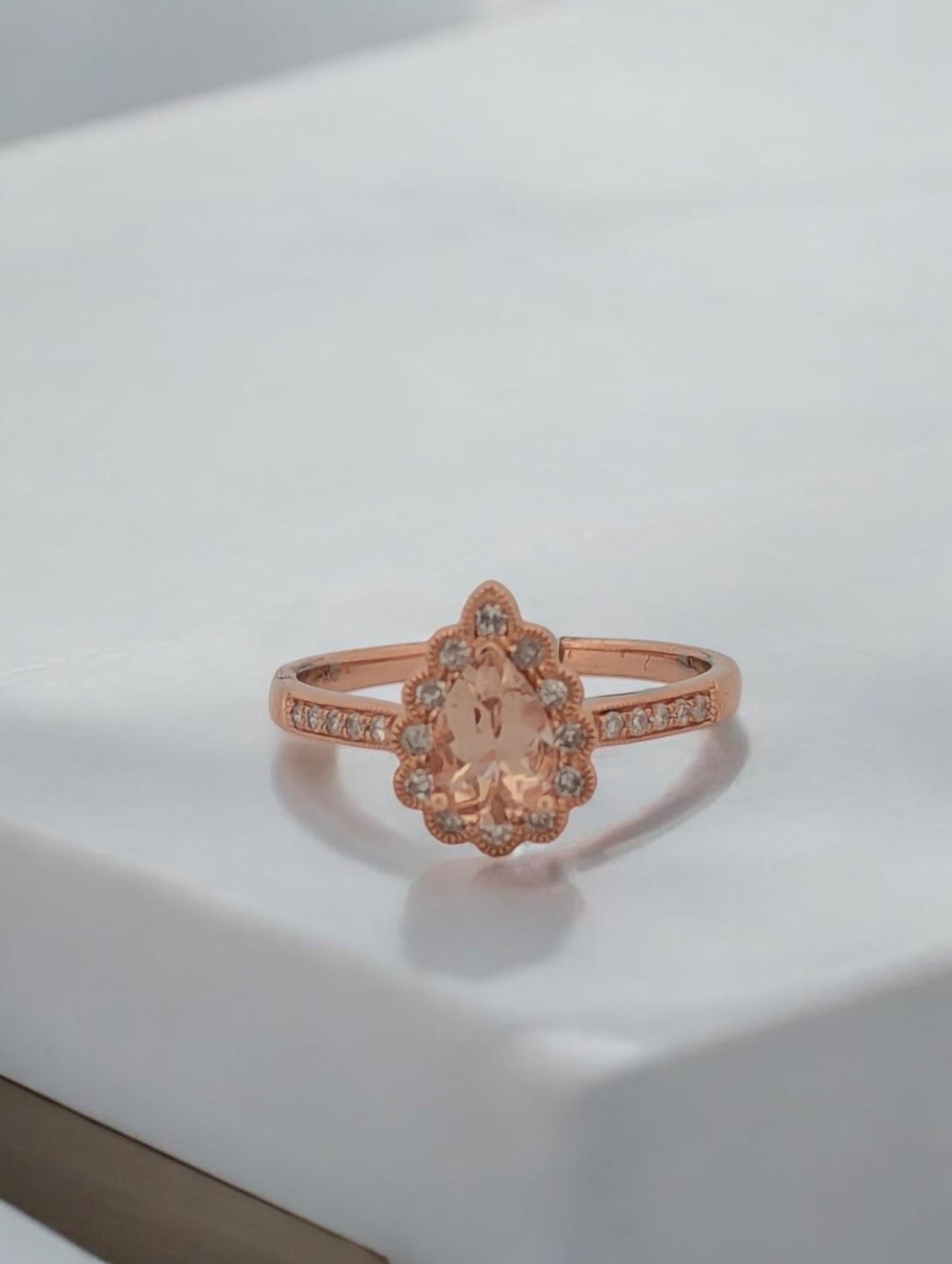 Sensuale, femminile e assolutamente accattivante, questo anello in oro rosa 14k è un capolavoro di seduzione pensato per la donna che sa quanto vale. Il cuore di questo lussuoso gioiello è costituito da una morganite naturale di 0,58 carati con