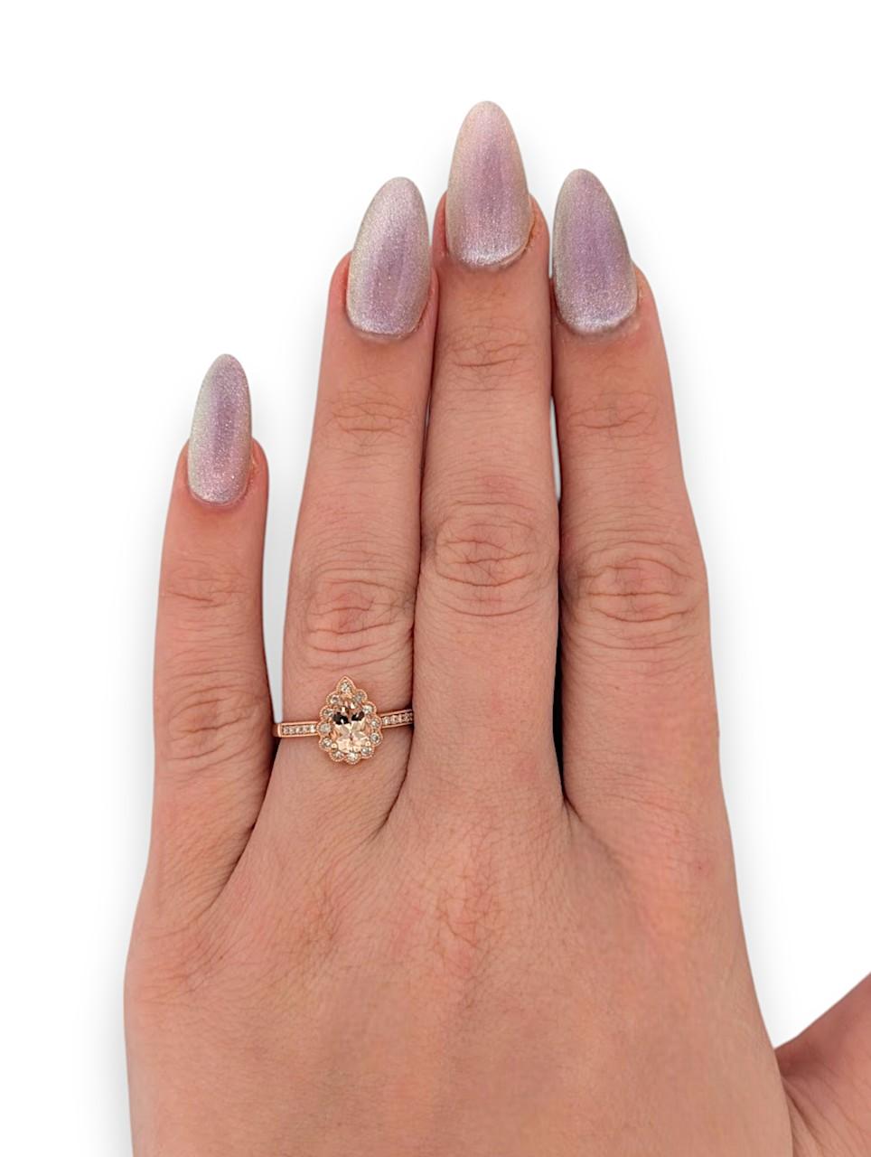 Moderno Anello di fidanzamento in oro rosa Lux con Morganite ovale da 0,58 ct. in vendita