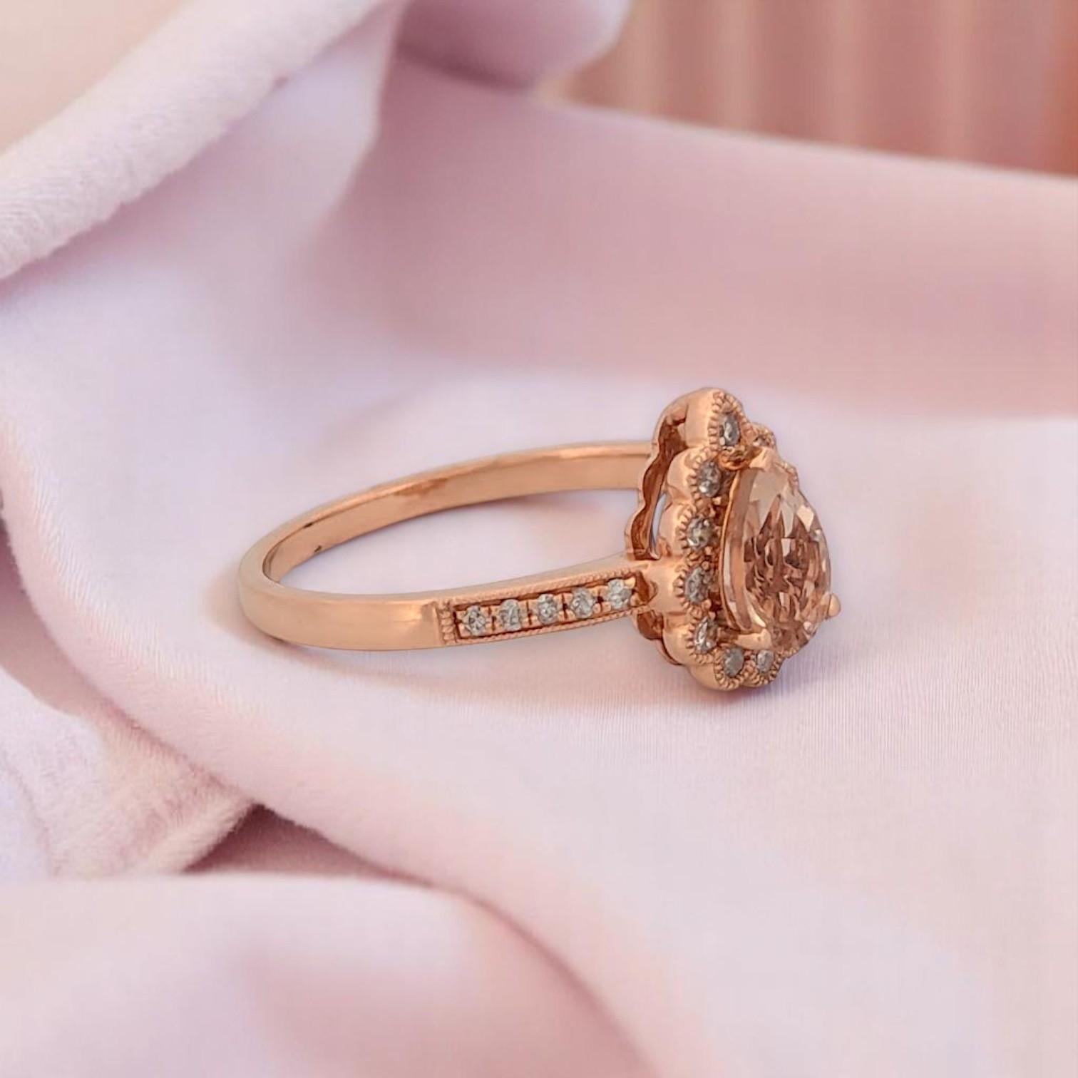 Anello di fidanzamento in oro rosa Lux con Morganite ovale da 0,58 ct. In condizioni Nuovo in vendita a Greeneville, TN