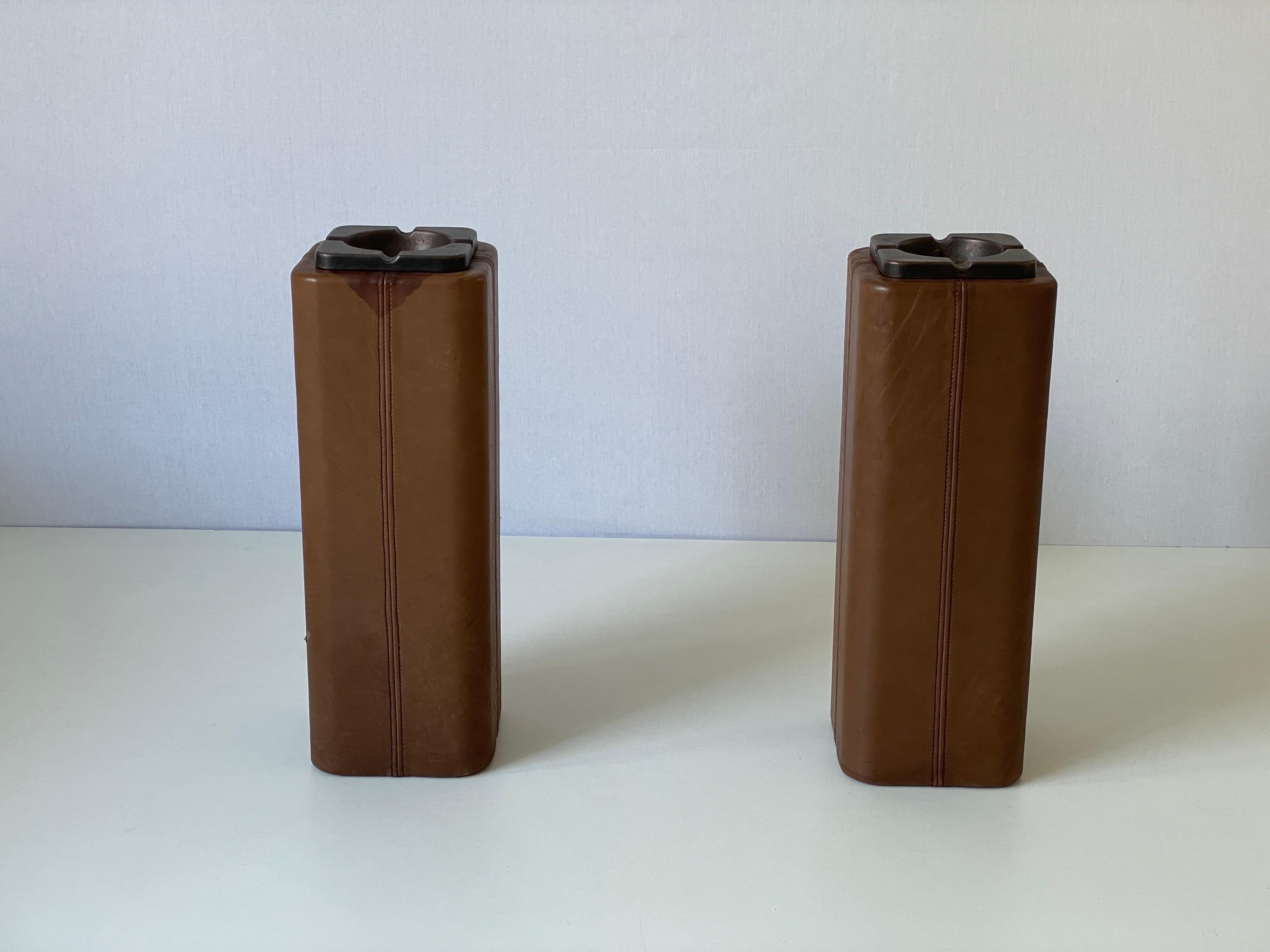 Mid-century Modern Swiss made Lux Leather Pair of Floor Ashtrays with Bronze top, 1960s, Switzerland

Note : Obtained from a bank in Switzerland

Top: 18 cm x 18 cm
Height: 52 cm
Ashtray: 14 cm x 14 cm

Please do not hesitate to ask us if you have