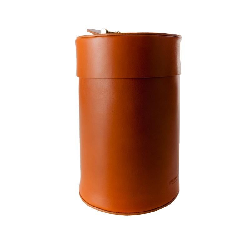 Lux Papierbehälter, handgefertigt aus natürlichem Tabak-Kuhfellleder mit Messingdetails im Angebot 1