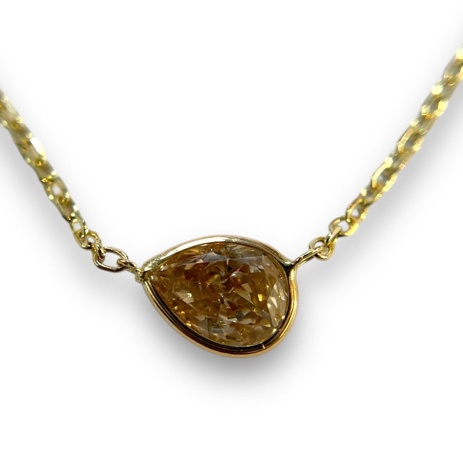 Embrassez la beauté de cette création gracieuse, mettant en valeur un diamant naturel en forme de poire de 0,76ct dans une monture lunette élégante. Fabriqué en or jaune 14 carats, il apporte une touche sophistiquée grâce à sa chaîne réglable