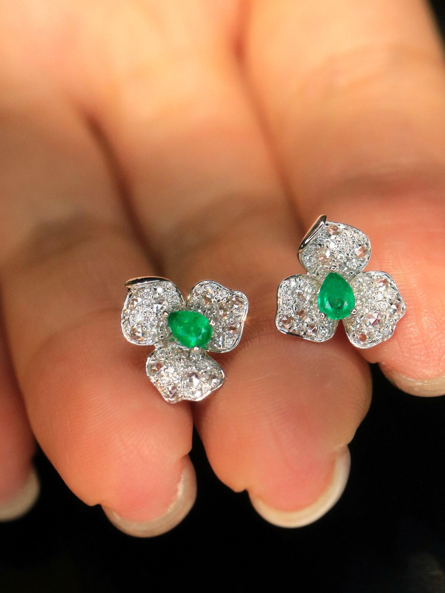 Modern Luxe 18K Gold 0.26ct Emerald Diamond Flower Stud Earrings For Sale