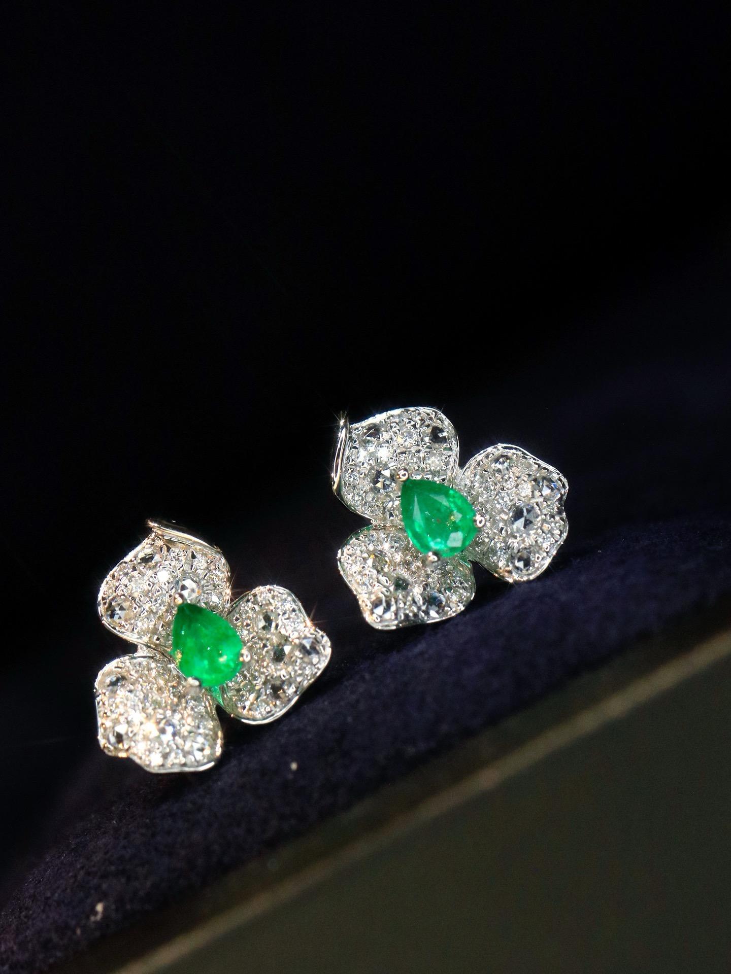 Pear Cut Luxe 18K Gold 0.26ct Emerald Diamond Flower Stud Earrings For Sale