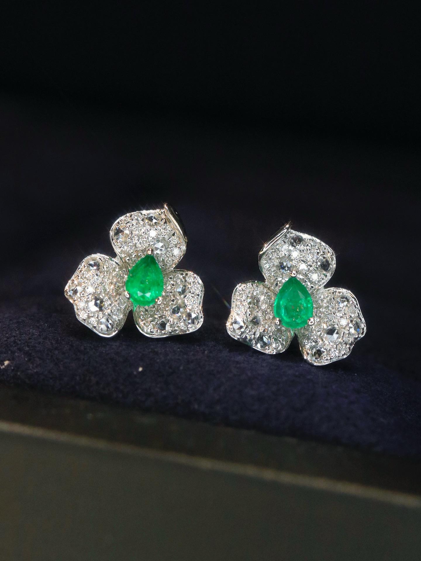 Luxe 18K Gold 0.26ct Emerald Diamond Flower Stud Earrings In New Condition For Sale In Kowloon, HK