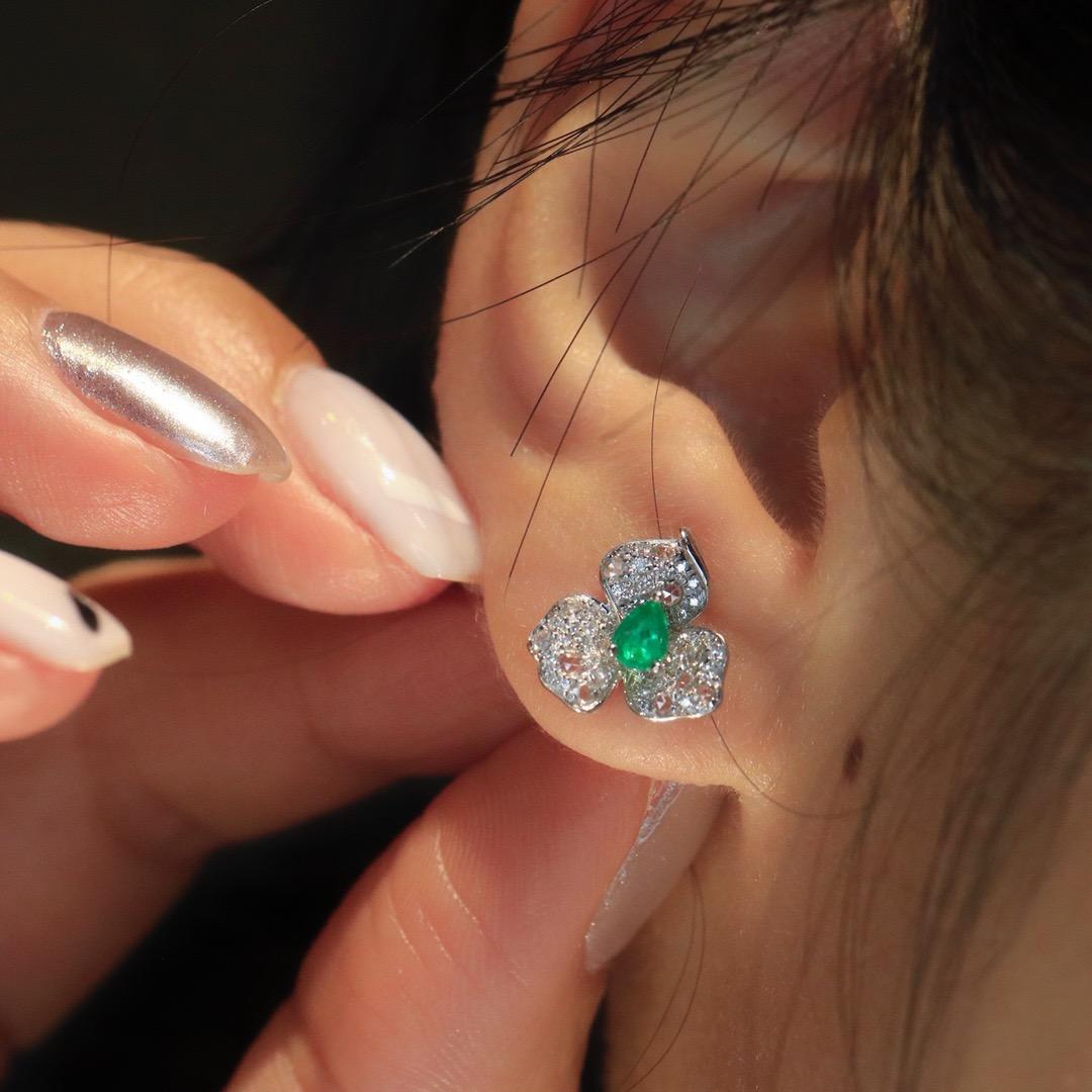 Luxe 18K Gold 0.26ct Emerald Diamond Flower Stud Earrings For Sale 1
