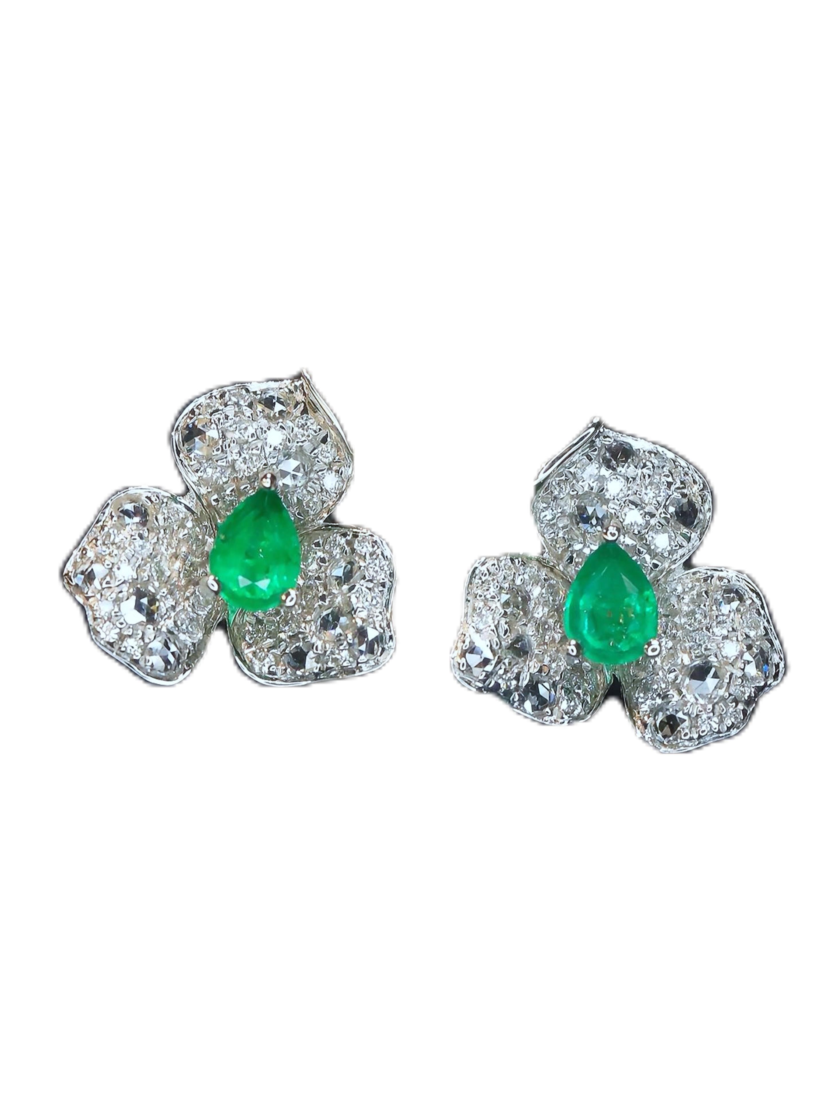 Luxe 18K Gold 0.26ct Emerald Diamond Flower Stud Earrings For Sale 2