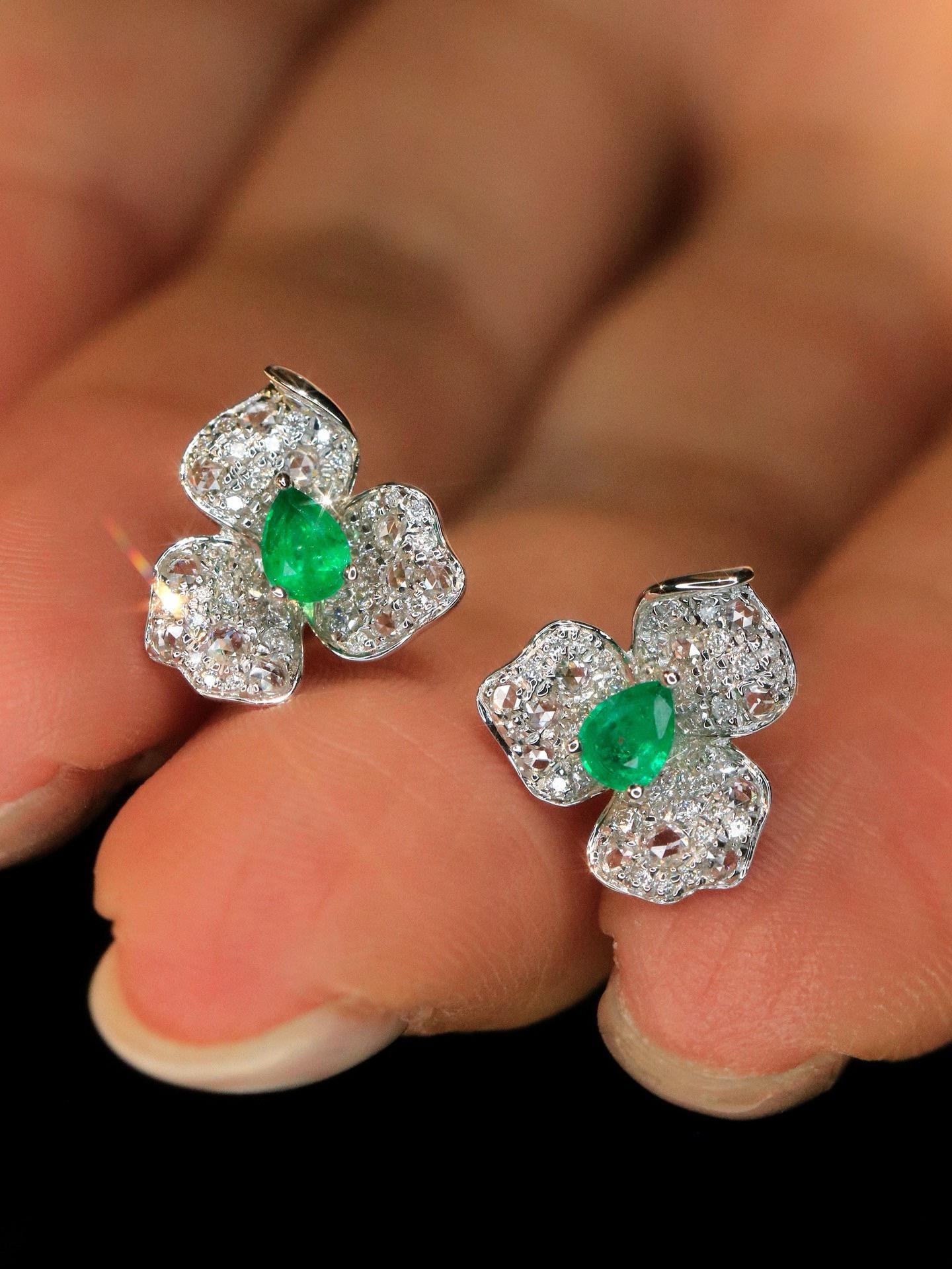 Luxe 18K Gold 0.26ct Emerald Diamond Flower Stud Earrings For Sale 3