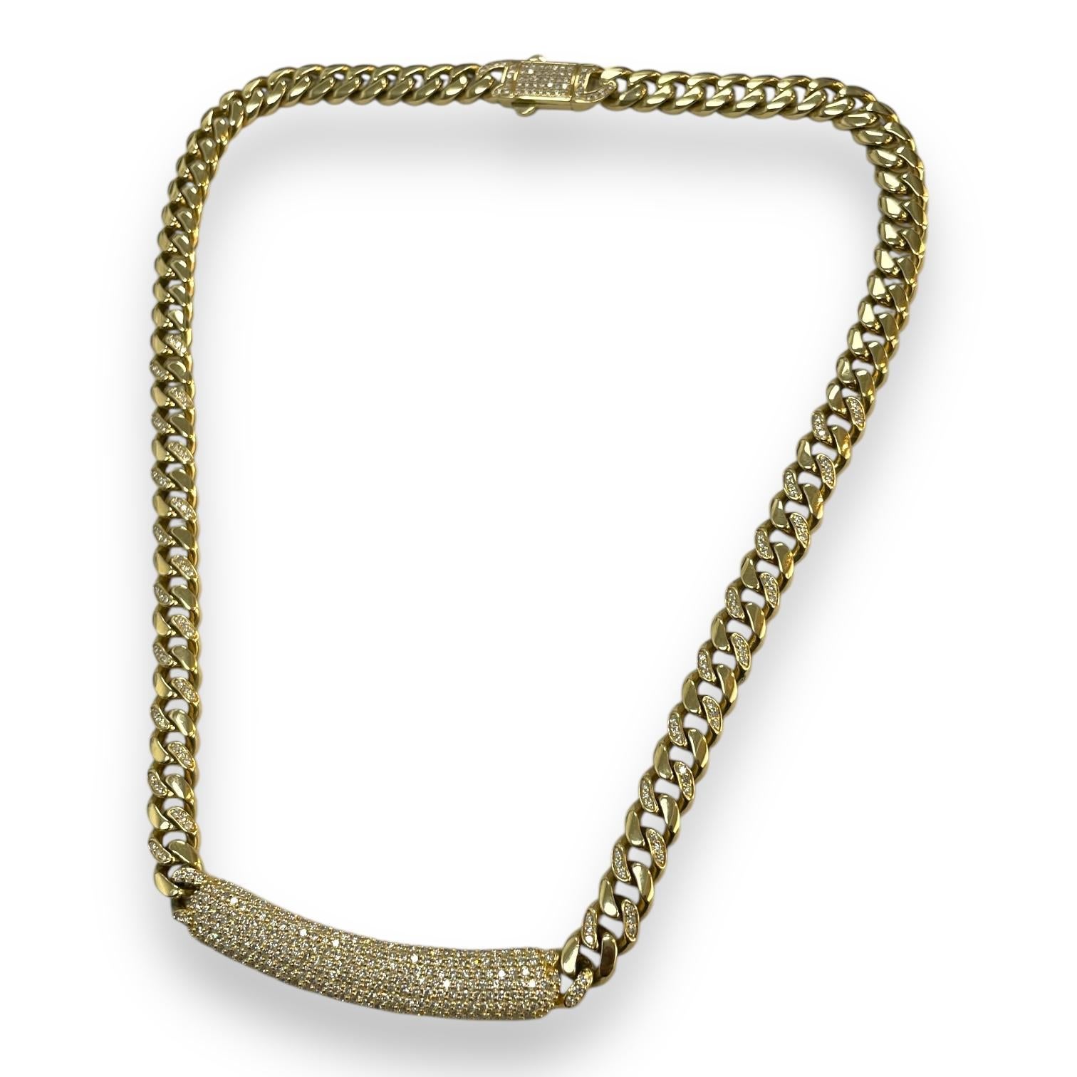 Élevez votre style avec ce collier à chaîne en or exquis, conçu pour faire une déclaration. Le collier se compose d'une série de maillons imbriqués les uns dans les autres, tous polis pour obtenir un brillant éclatant, créant ainsi un flux