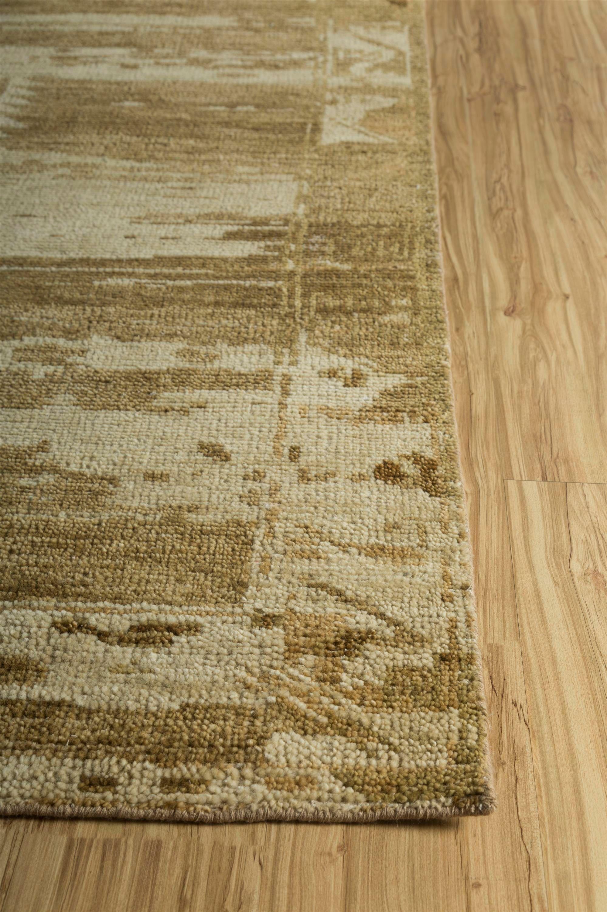 Ce tapis tissé à la main de notre collection Manifest s'inspire du jeu harmonieux des tons sable et brun épicé, créant une atmosphère chaleureuse et accueillante. Le tapis présente un motif tissé complexe rappelant les motifs traditionnels, mais