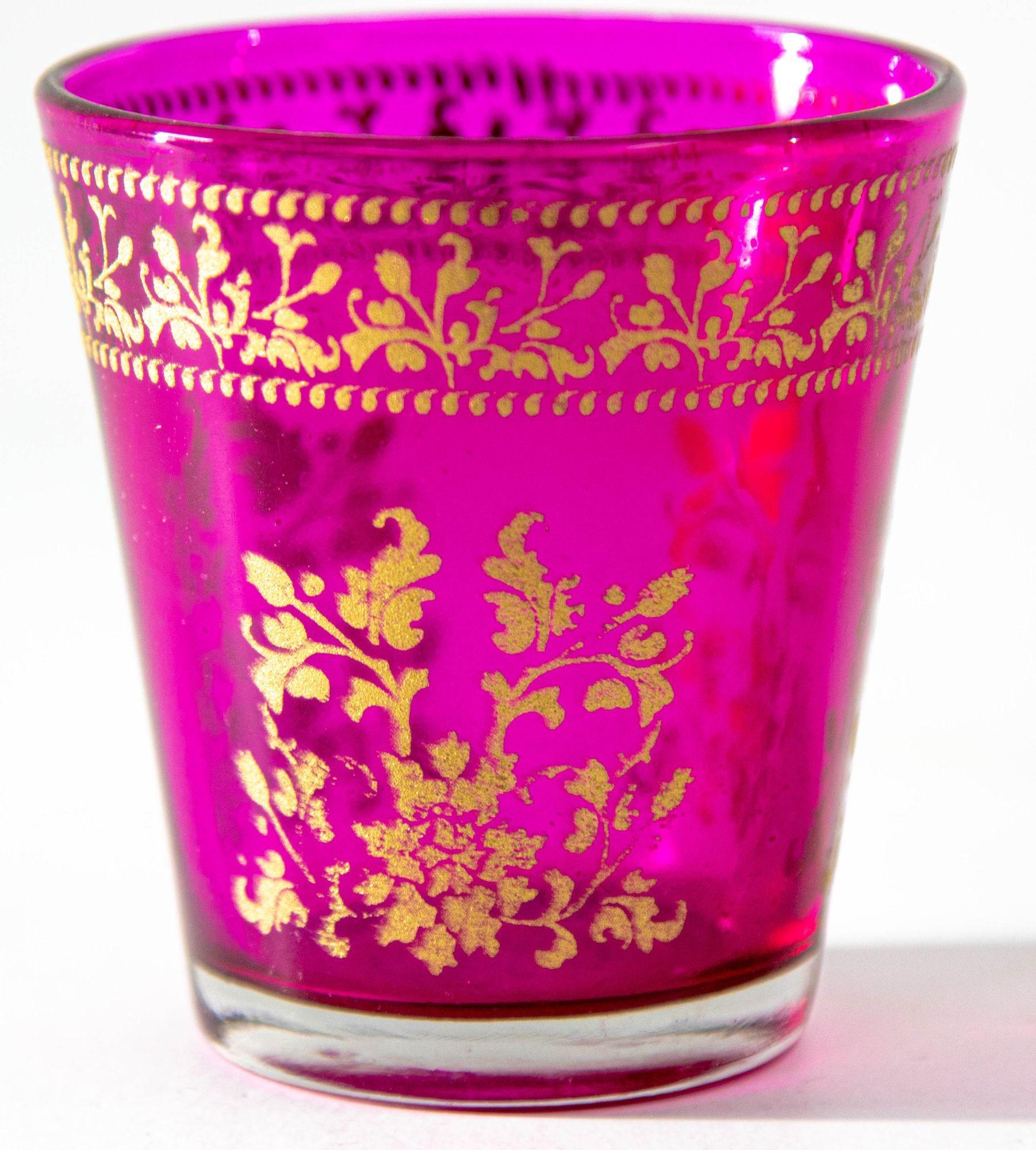 Luxe Moroccan Fuchsia pink and gold glass votive holder with 22K gold leaf Moorish floral design.
Moroccan pink and gold glass votive holder luxurious look, use it with a tea light, or just to add some happy color to your interior.
Will add the