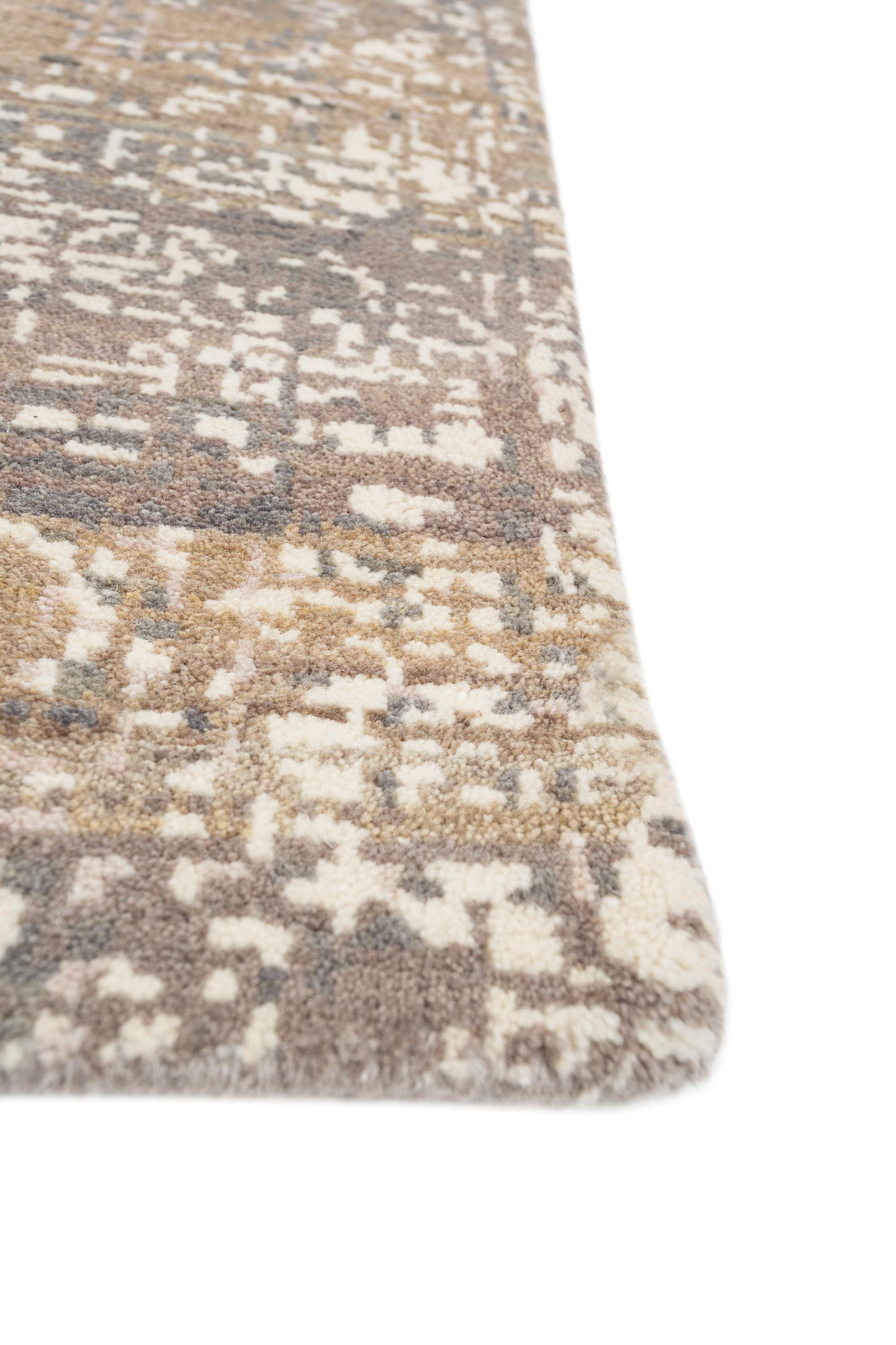 Embarquez pour un voyage de raffinement tactile avec ce superbe tapis en laine de notre collection Uvenuti. Le point fort de ce tapis est son motif granuleux caractéristique, qui rappelle les complexités de la vie qui, une fois tissées ensemble,