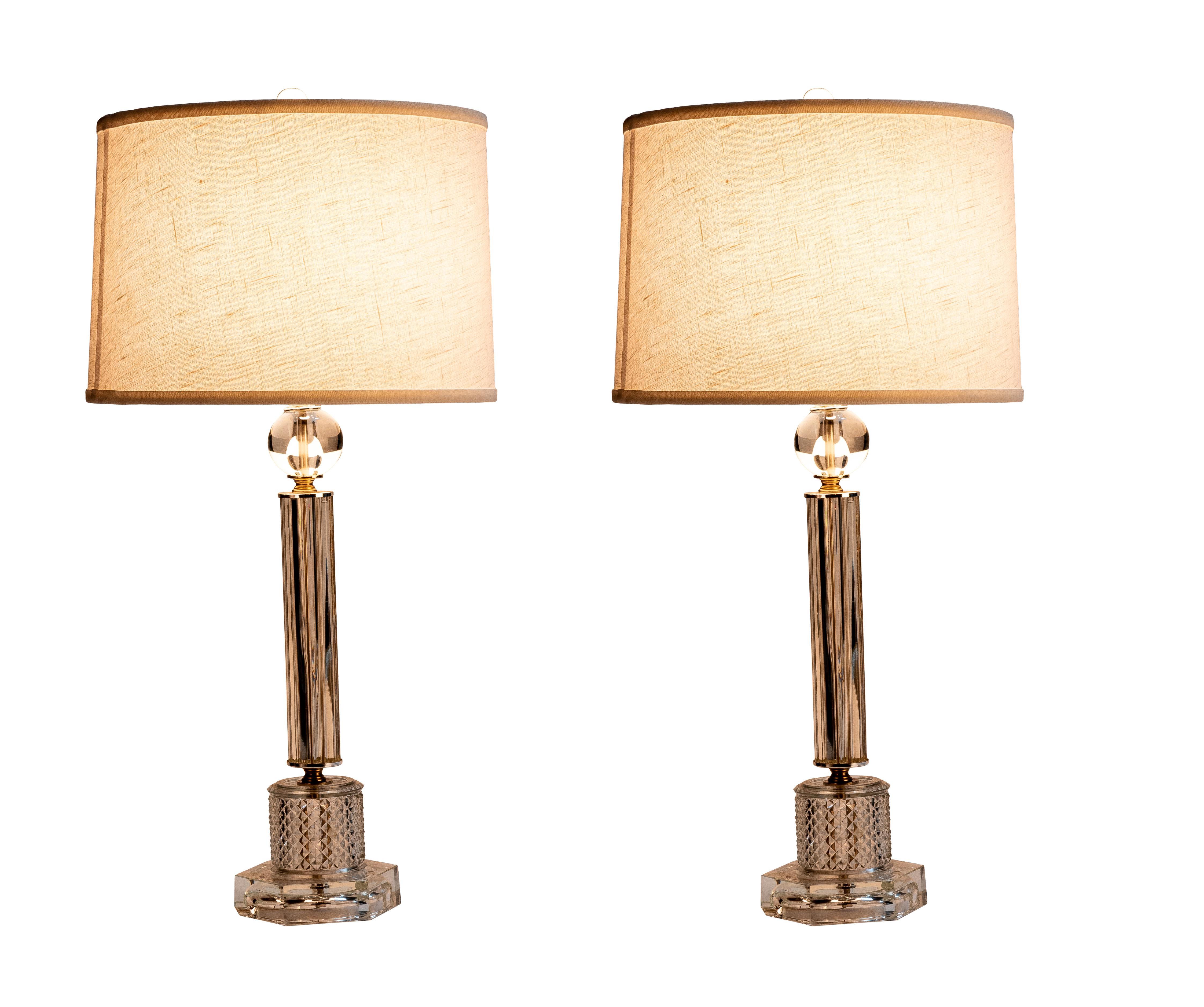 Cette paire luxueuse de lampes de table en cristal empilées des années 1940 présente un design en forme de colonne.

Fabriqué en Italie, vers 1940.