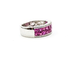 Anillo de lujo con panel de rubíes y diamantes en oro blanco de 14k