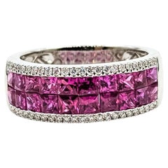 Anillo de lujo con panel de rubíes y diamantes en oro blanco de 14k